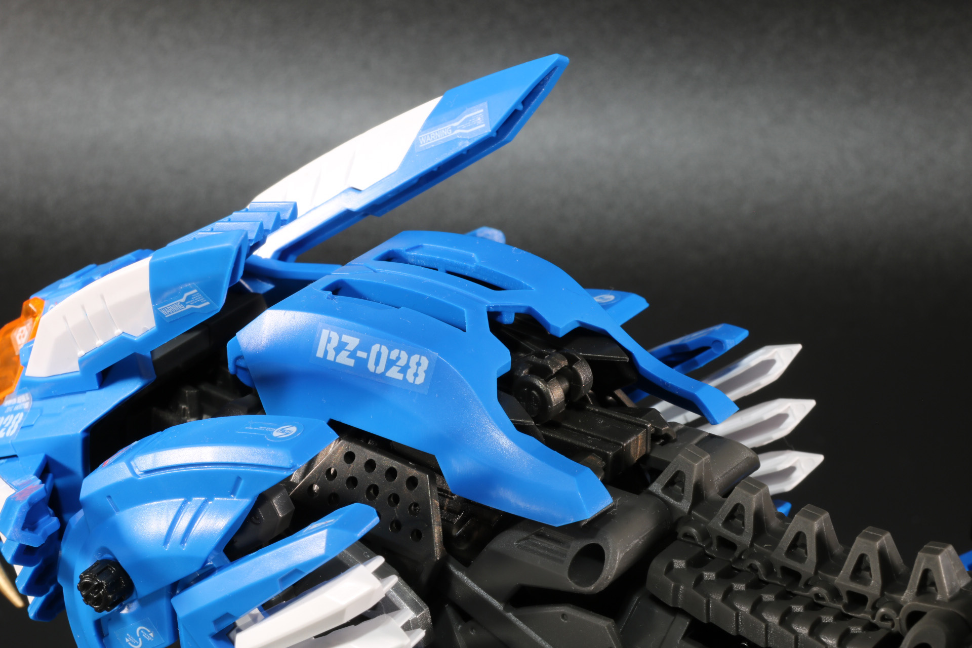 カバーを開いて、中のロケットブースターを起こす