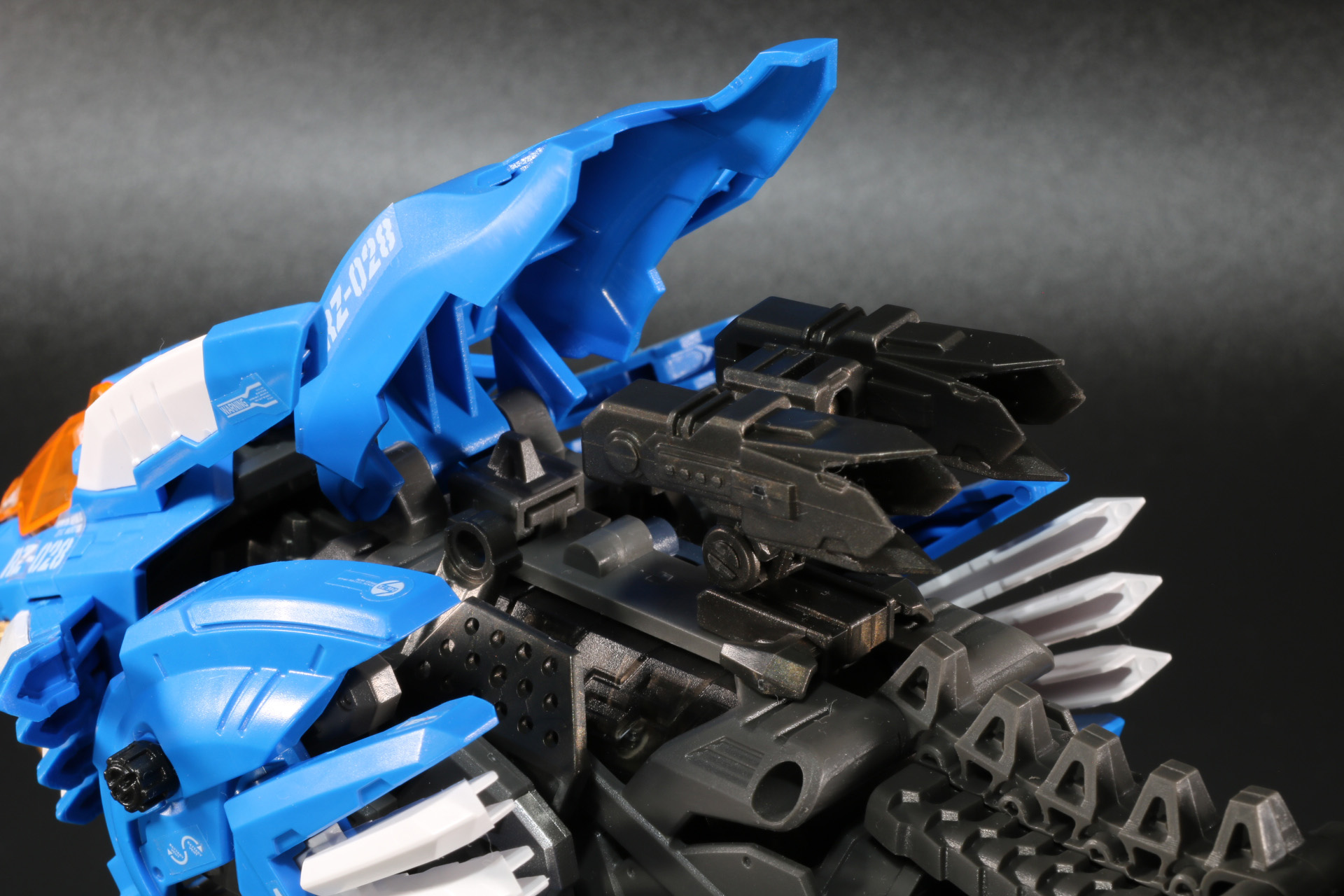 カバーを開いて、中のロケットブースターを起こす