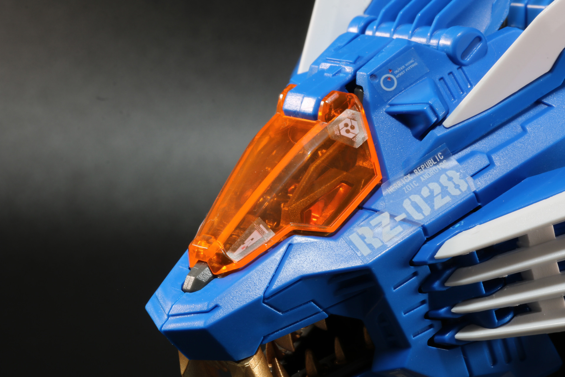 オレンジのキャノピーパーツを開いた状態。中のコンソール部分も起こすことができる