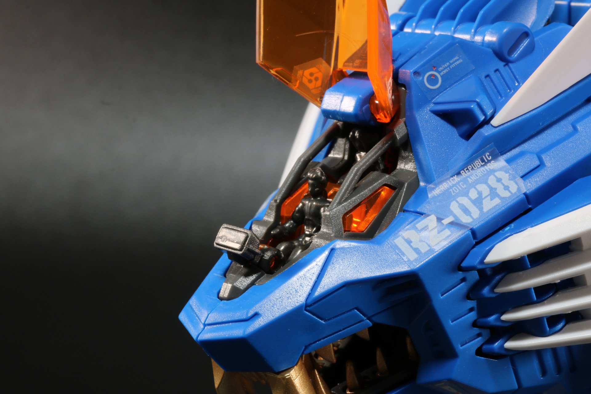 オレンジのキャノピーパーツを開いた状態。中のコンソール部分も起こすことができる