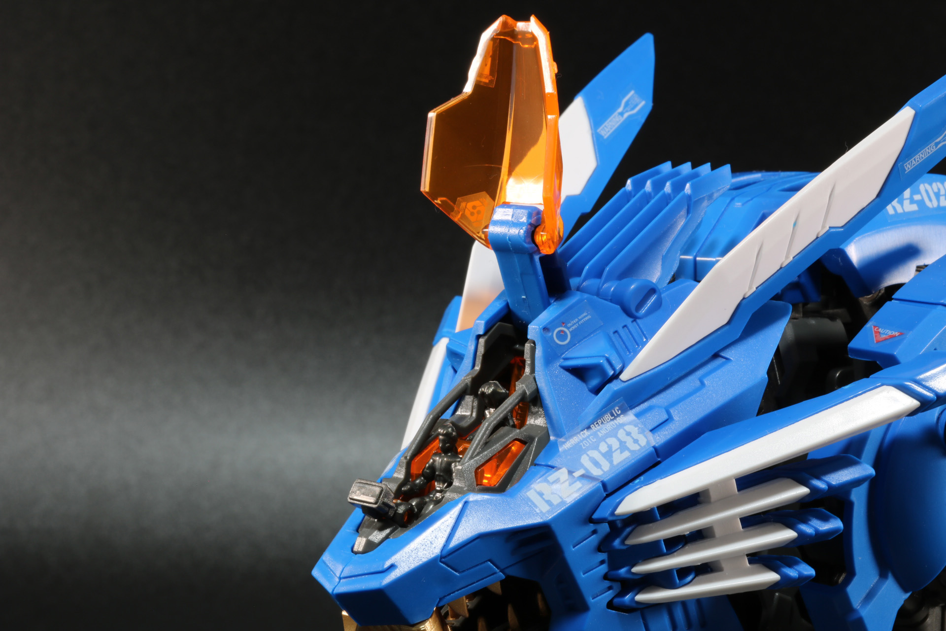 キャノピーは二重関節で、展開の仕方が変わる。コクピットにはバンとウィーネのフィギュアを乗せることができる