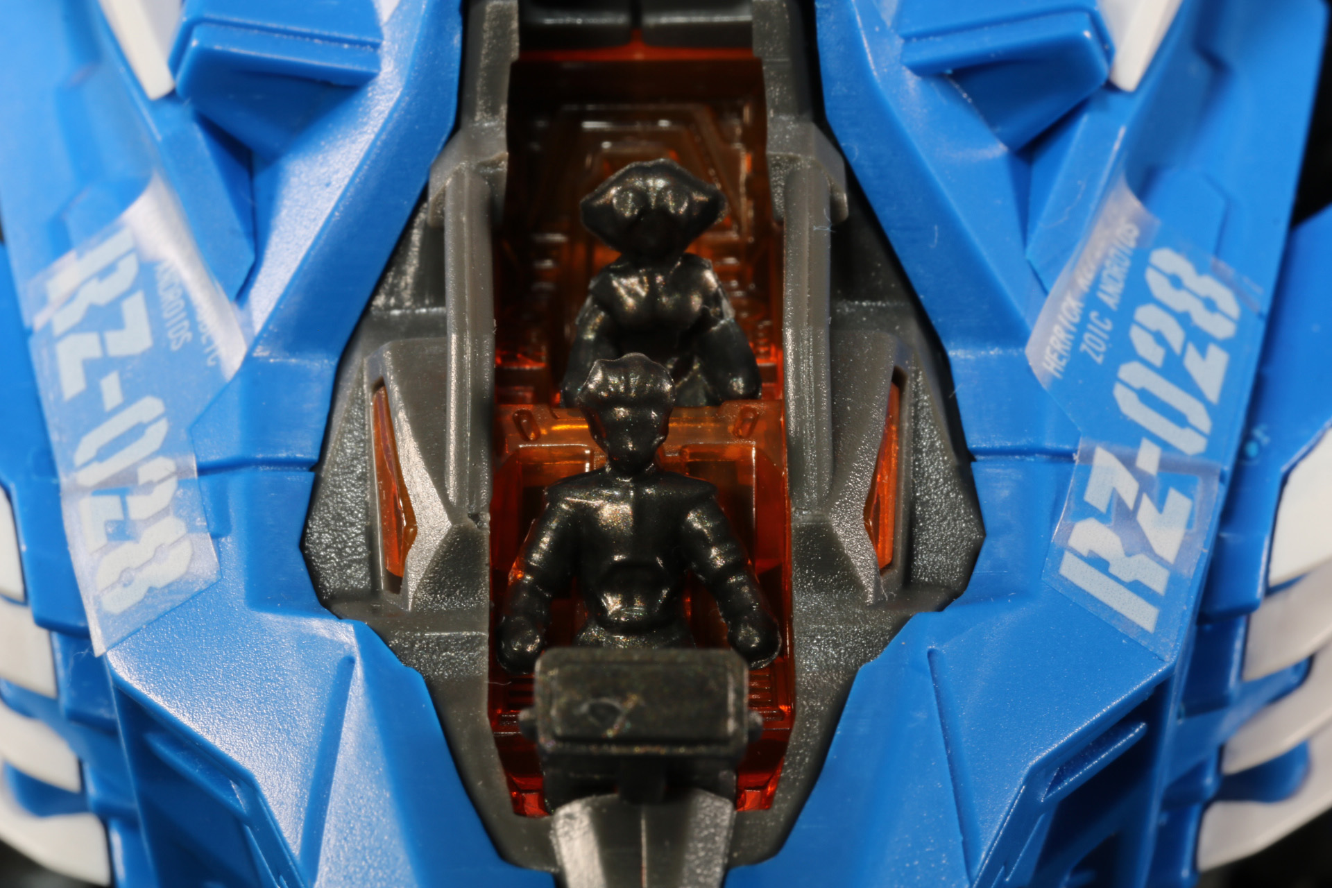 キャノピーは二重関節で、展開の仕方が変わる。コクピットにはバンとウィーネのフィギュアを乗せることができる