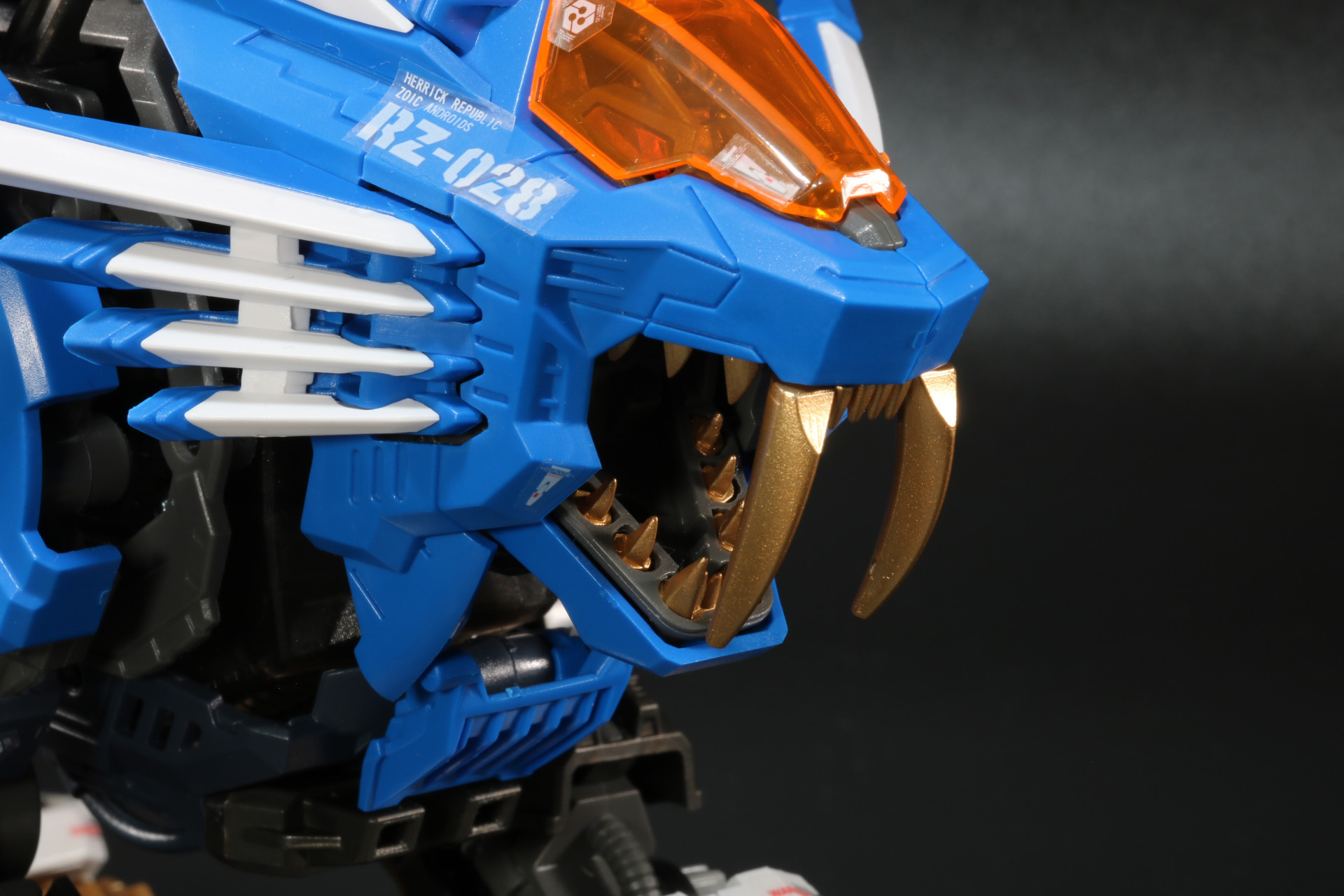 「共和国仕様」のたてがみパーツを装着