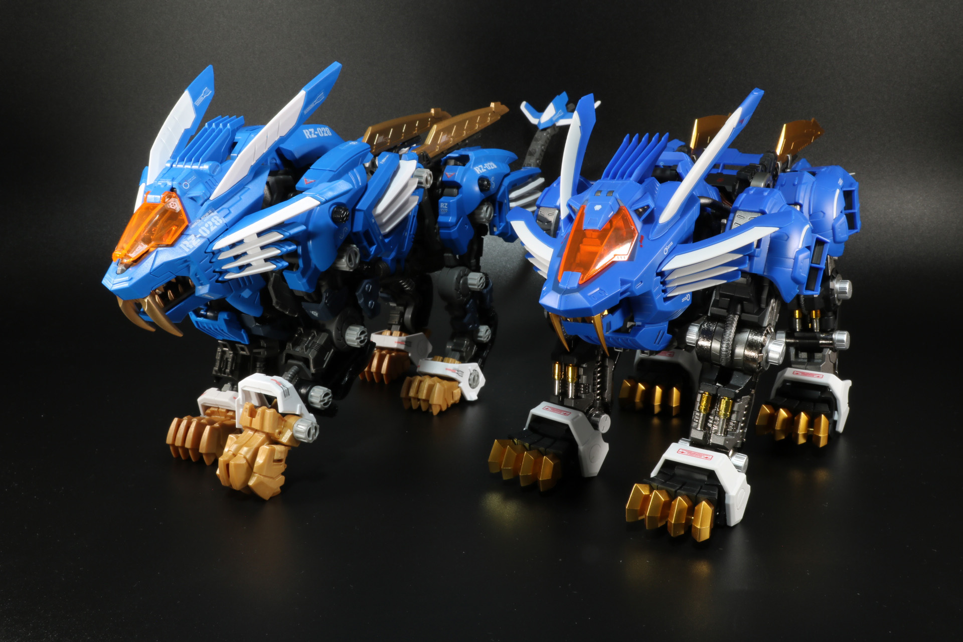 写真左が「AZ-01 ブレードライガー」、右が「HAGANE WORKS ブレードライガー」