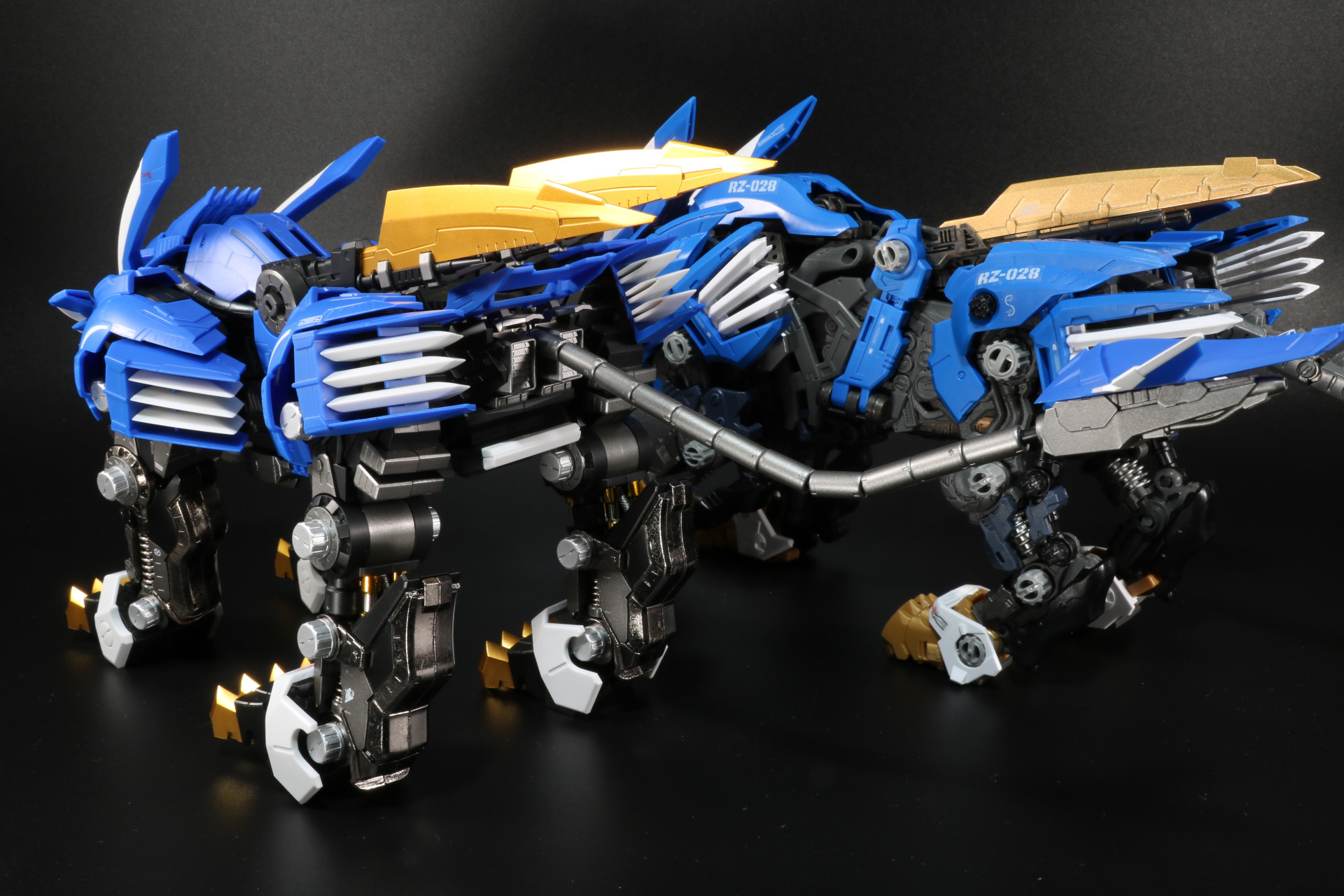 奥の「AZ-01 ブレードライガー」と比較すると「HAGANE WORKS ブレードライガー」のレーザーブレードが肉厚な造形となっている