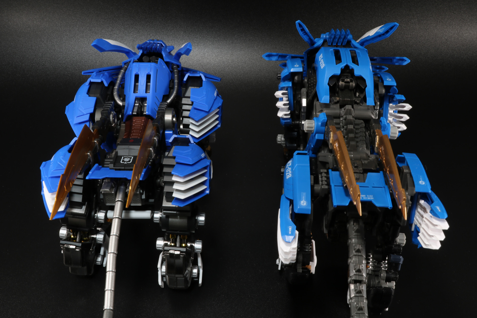 「HAGANE WORKS ブレードライガー」（左）は完成品フィギュアらしくパイプ造形や背中の色分けが伺え、肩も大きく張り出している。一方で「AZ-01 ブレードライガー」はスマートな印象となっている