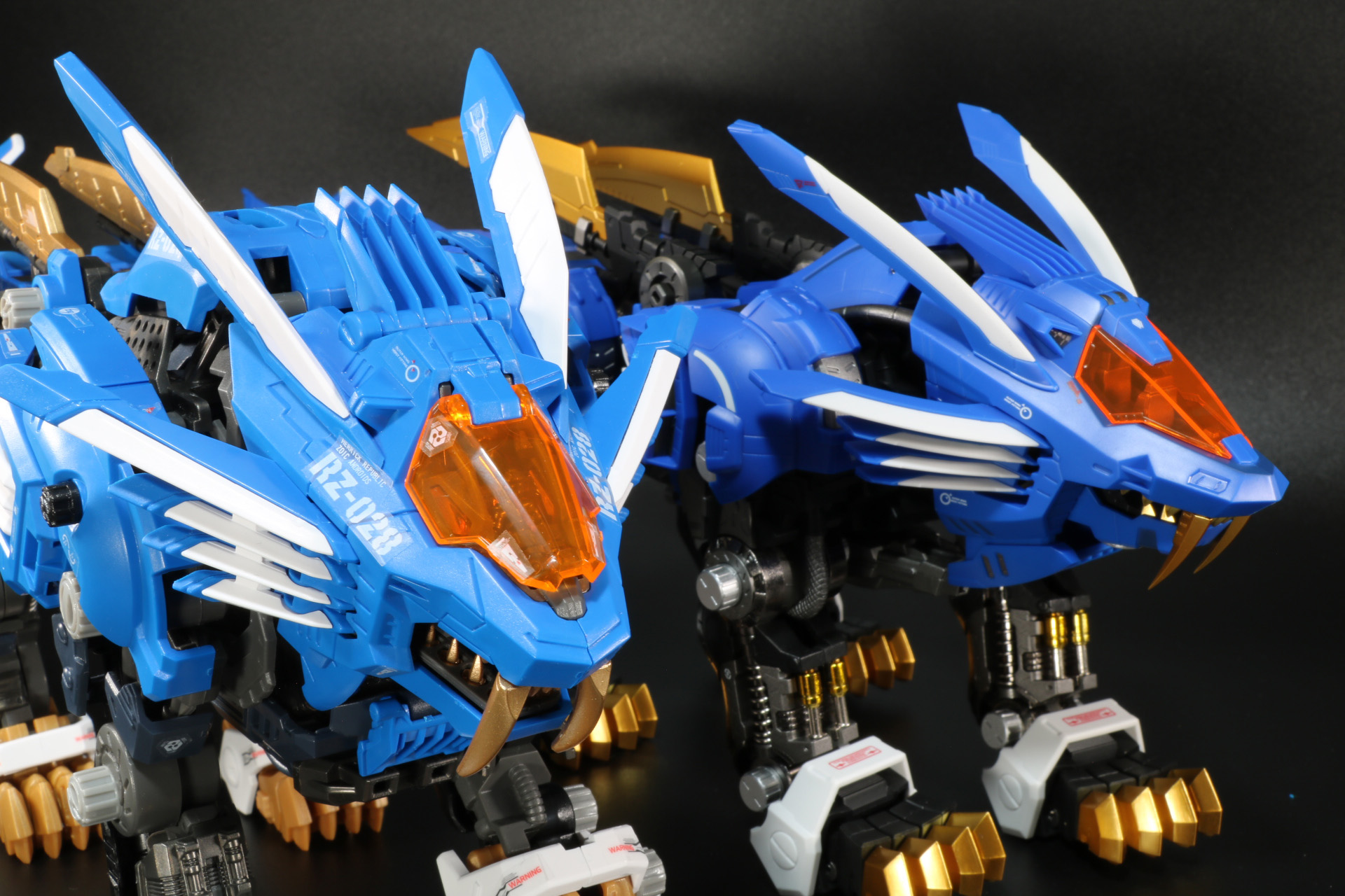 どちらの顔つきもカッコいいが、手前の「AZ-01 ブレードライガー」はモールドなどより情報量が多くなっている