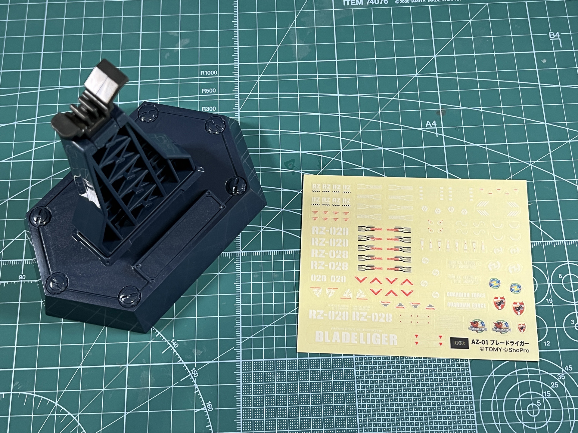 付属のラベルシールで台座にラベルを張る