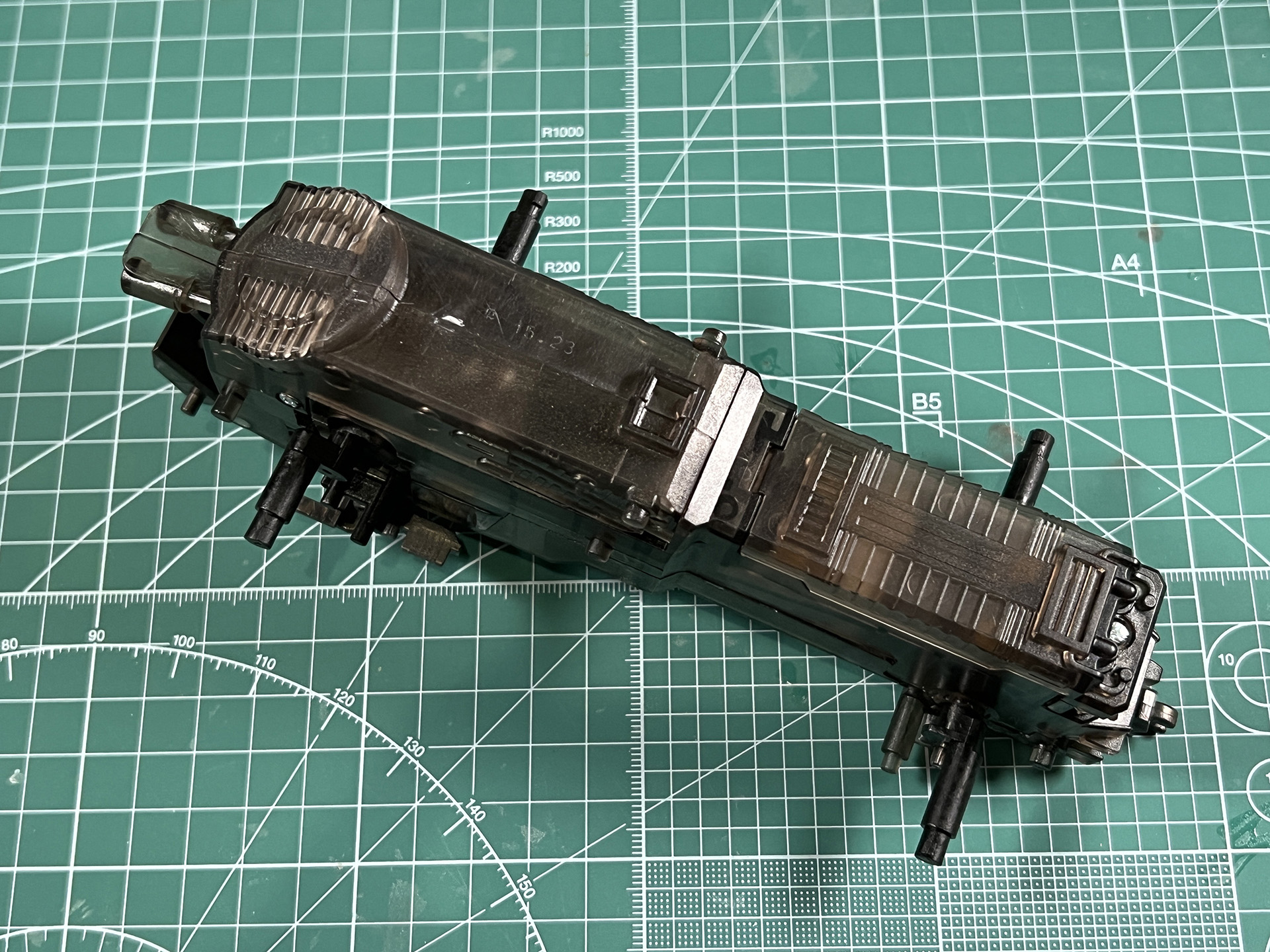 裏面のカバーを外して、ボックス内に単四電池を入れる