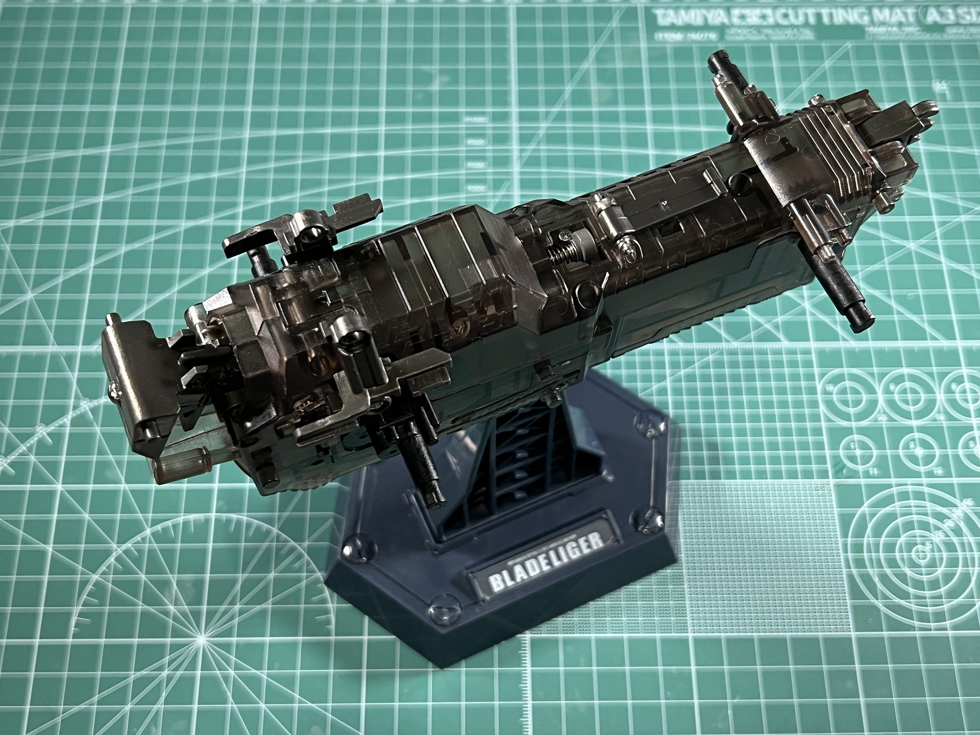 本体裏のジョイント部分とディスプレイ台座と合わせて飾ることができる