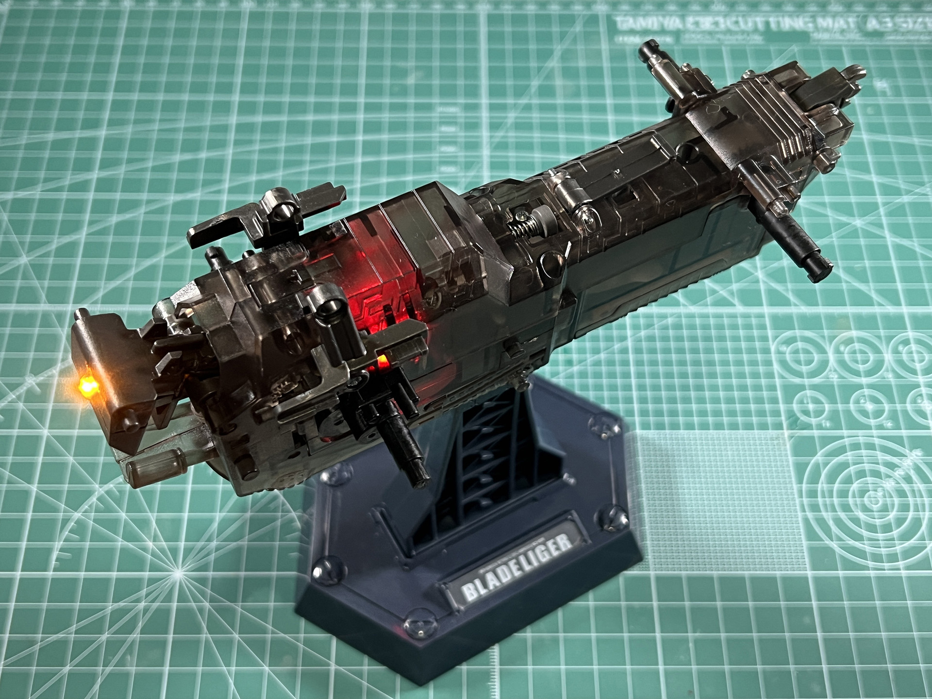 スイッチを入れた状態。前脚、後脚の動作やLEDの発光が確認できる