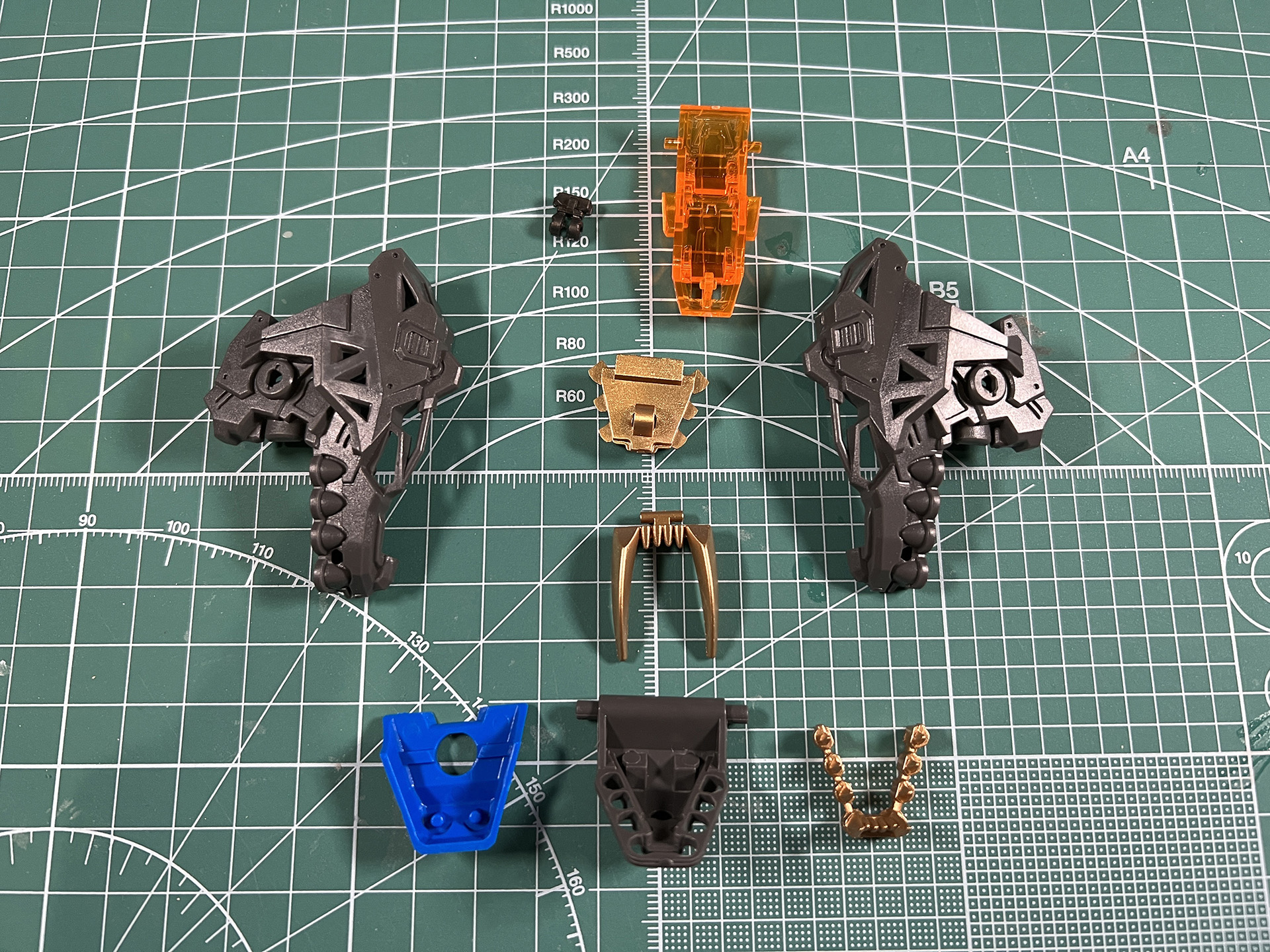 頭部完成。アニメ放送当時のキットにはなかった“目”を思わせる造形が追加されている