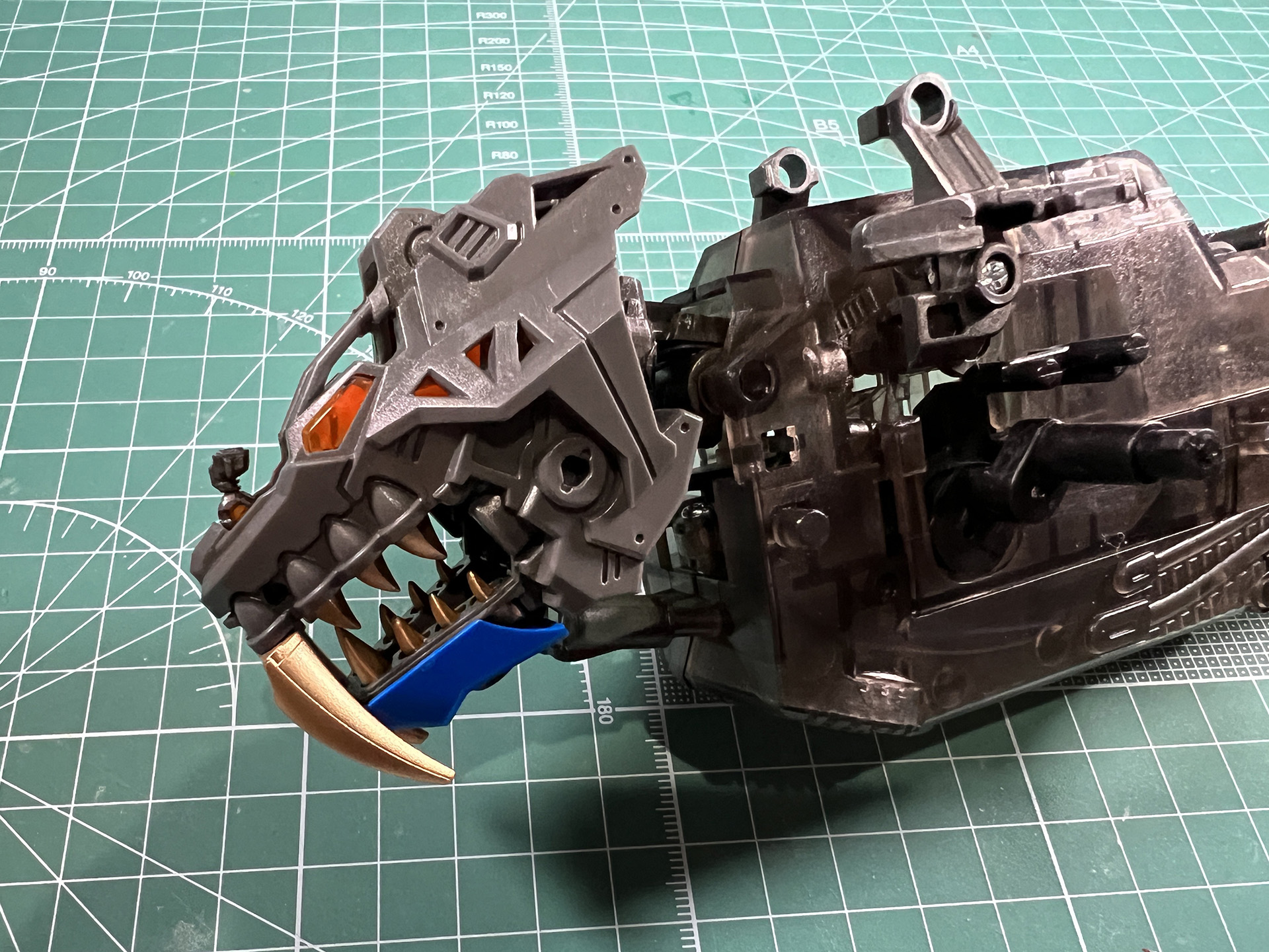 頭部完成。アニメ放送当時のキットにはなかった“目”を思わせる造形が追加されている