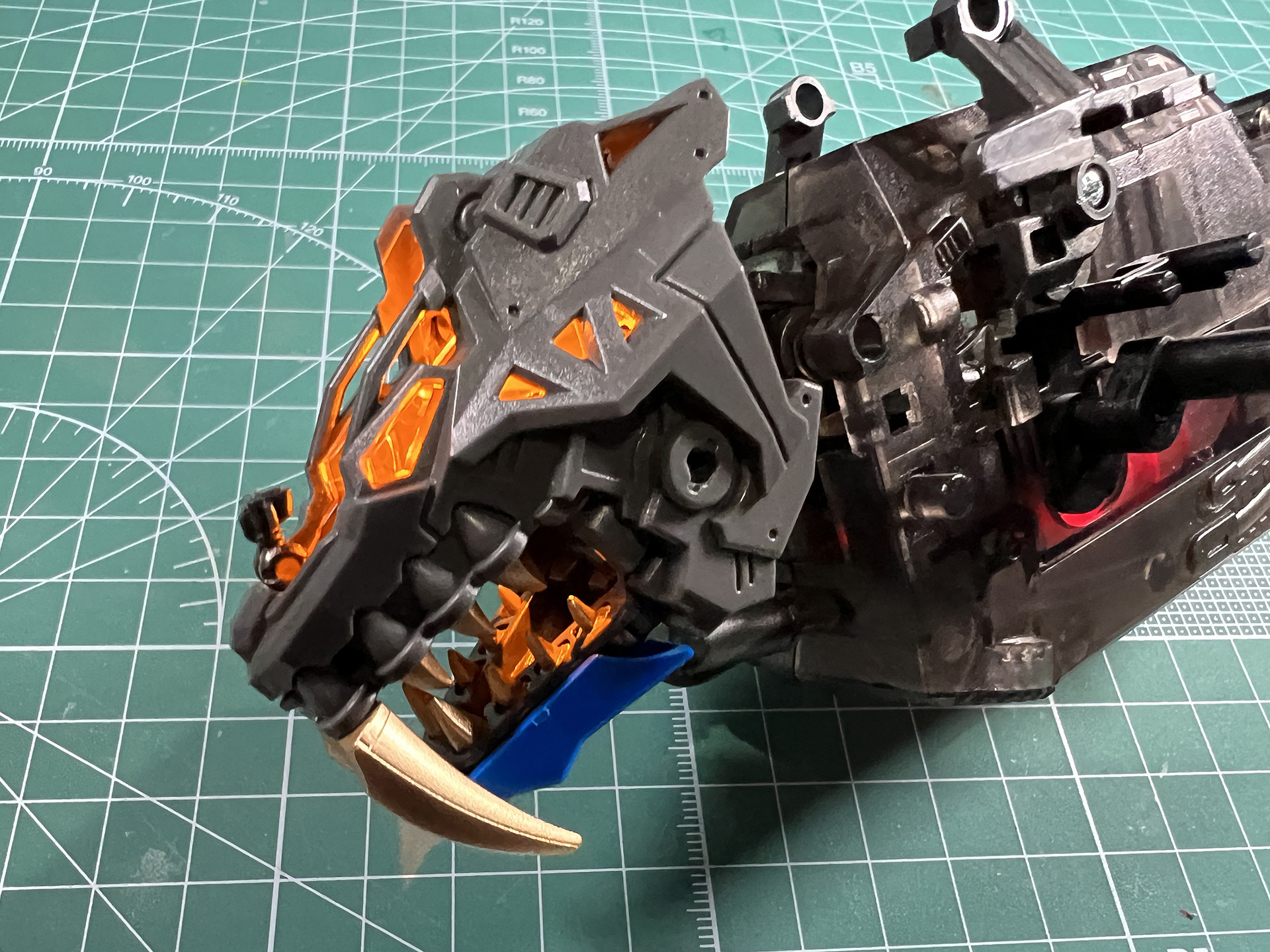 LED発光状態では鮮やかにクリアオレンジが光る