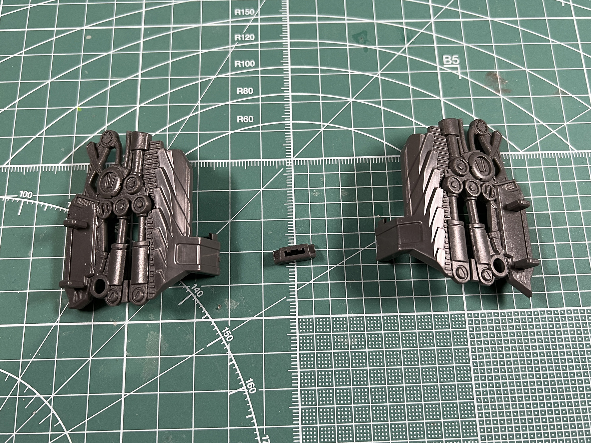 腹部のディテール。シリンダーの造形が施されている