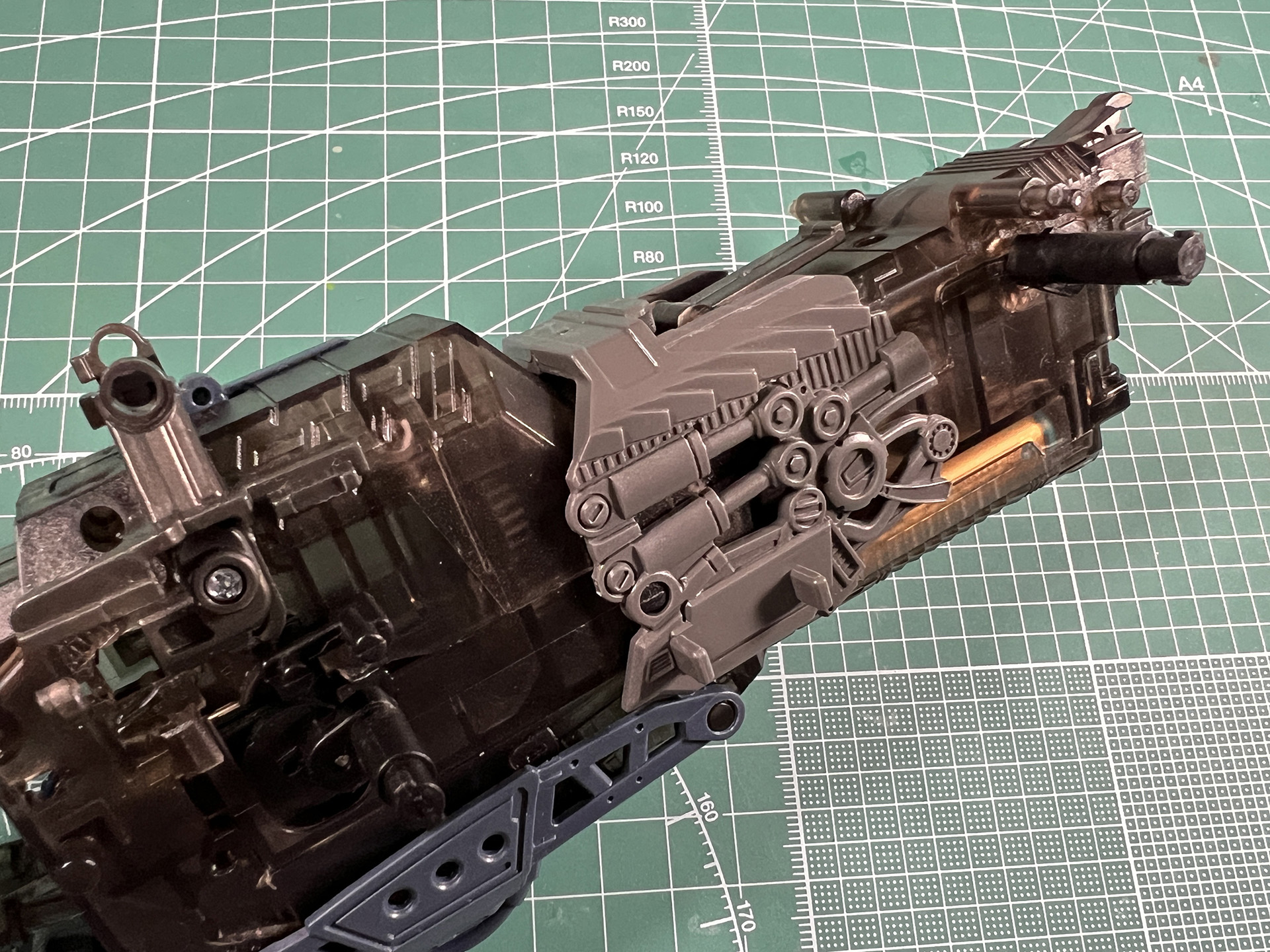 腹部のディテール。シリンダーの造形が施されている