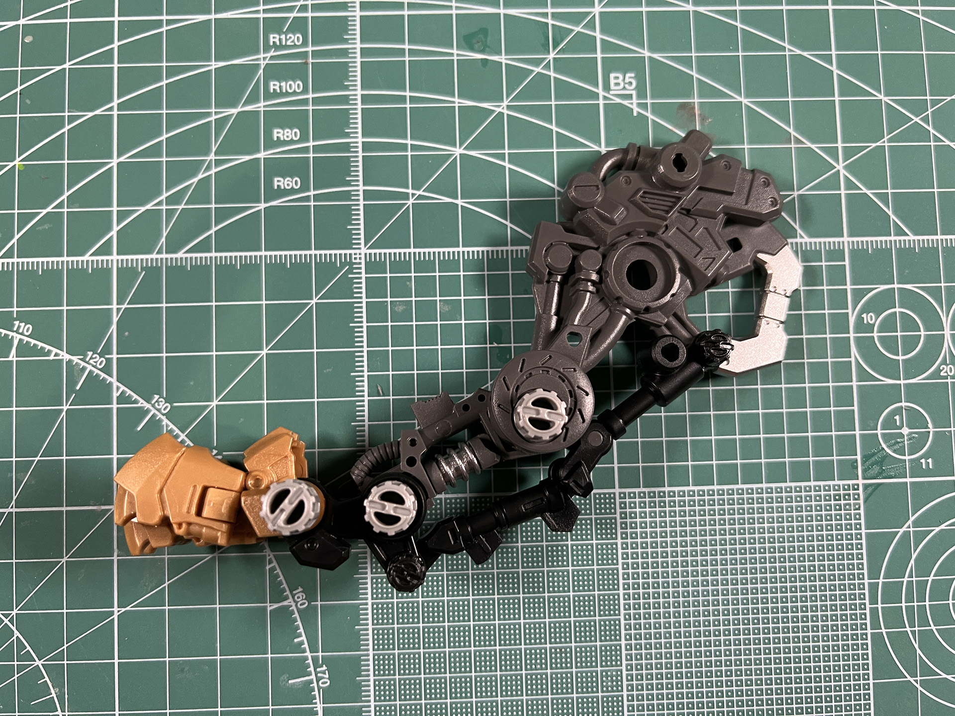 前脚の稼動に合わせ、シリンダー部分も動く