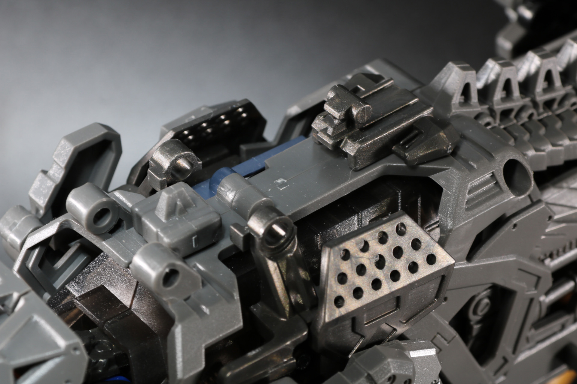 肩と背中の一部パーツを取り外す