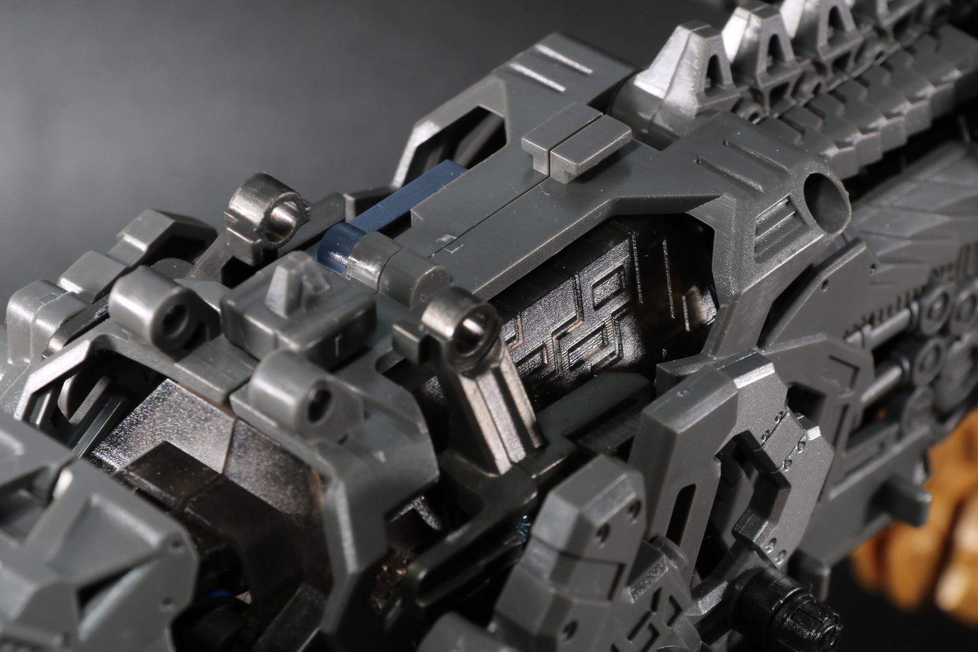 肩と背中の一部パーツを取り外す