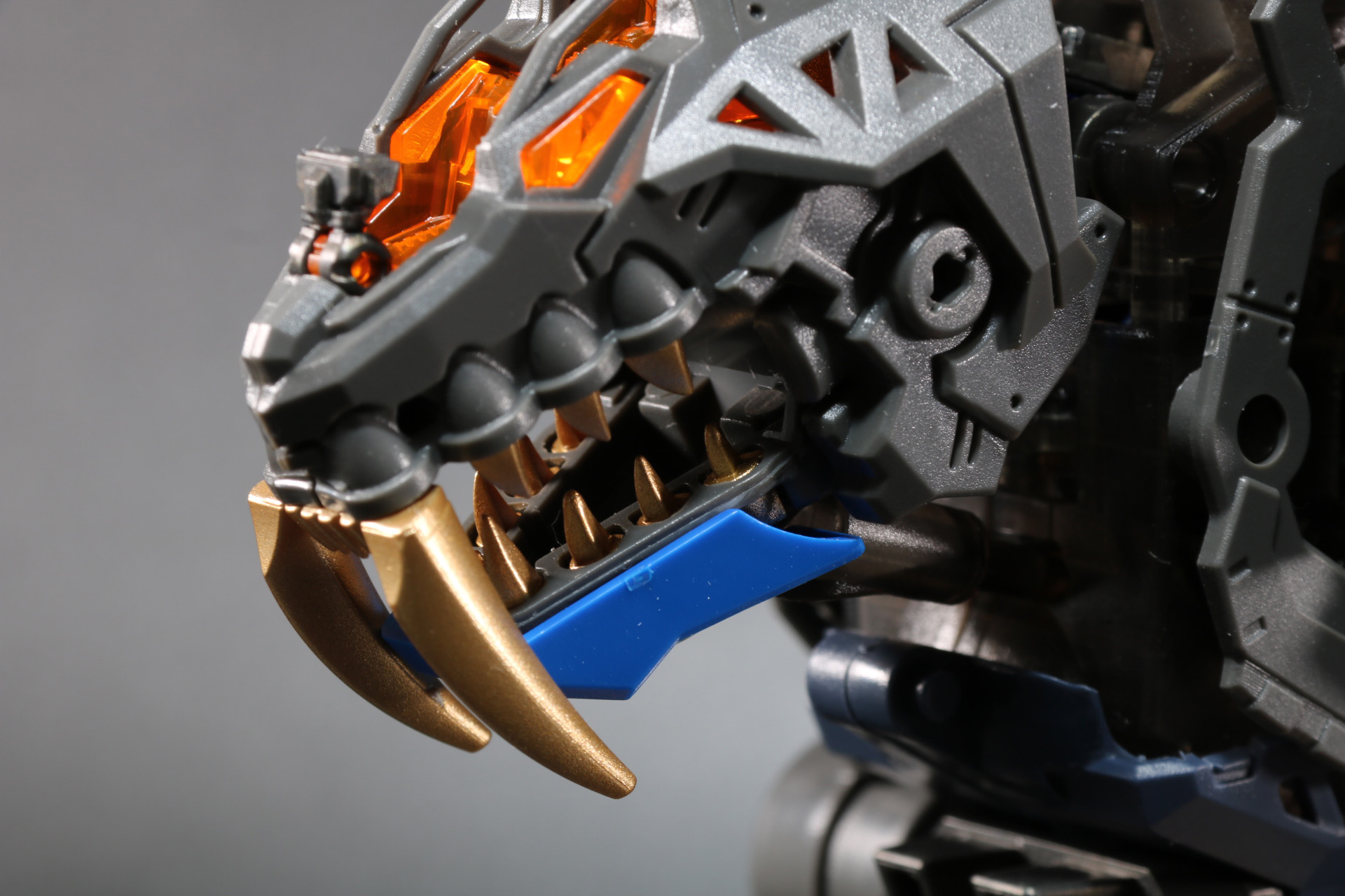 下顎の青いパーツを取り外す