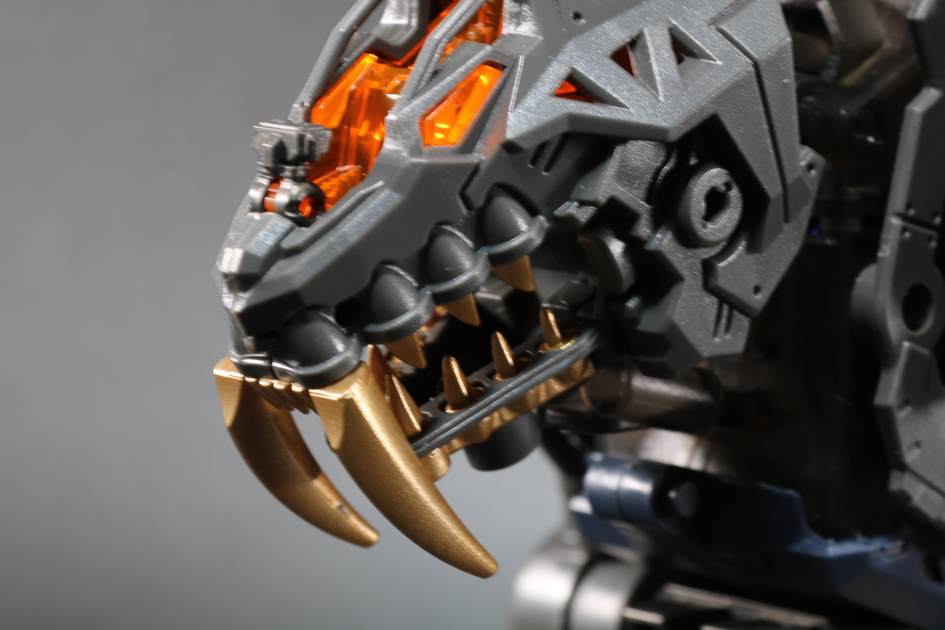 下顎の青いパーツを取り外す