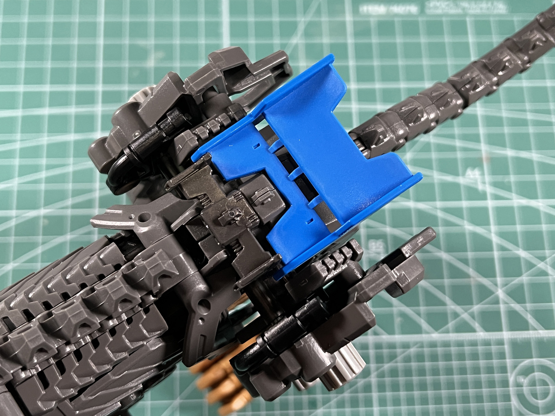 尻尾のパーツは青と白のパーツを重ね、その後尻尾に取り付ける