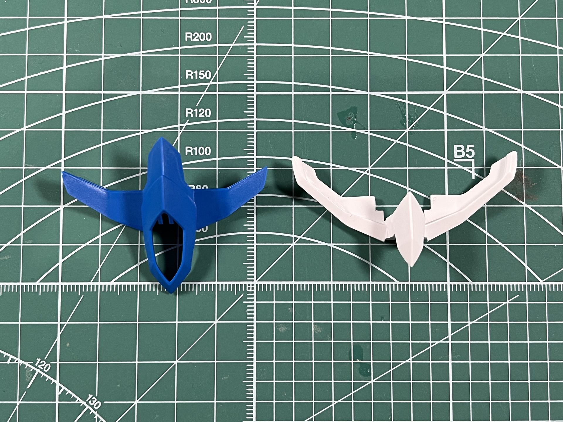 尻尾のパーツは青と白のパーツを重ね、その後尻尾に取り付ける