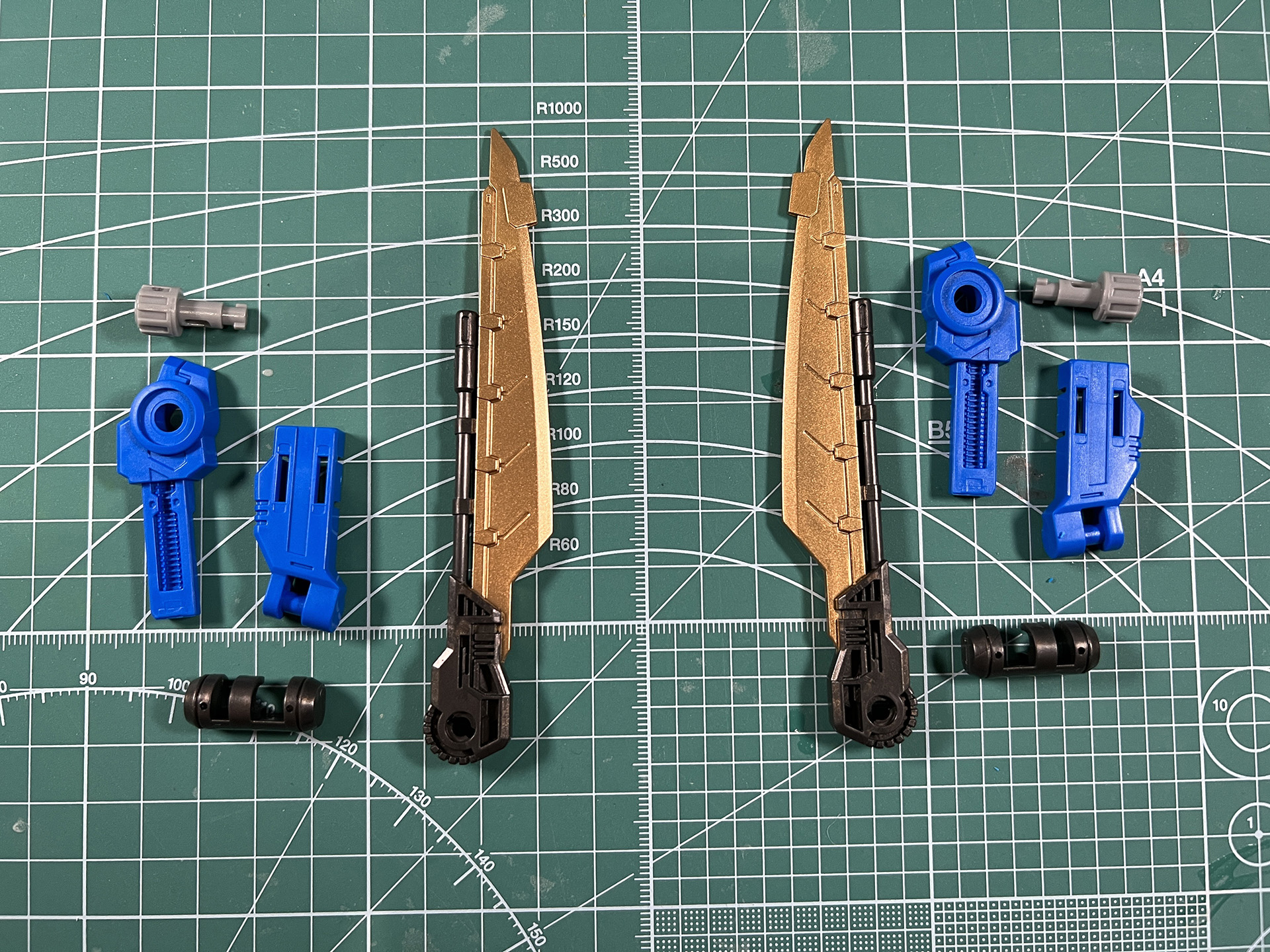 レーザーブレードとパルスレーザーガンは色分けされた状態のパーツとなっている