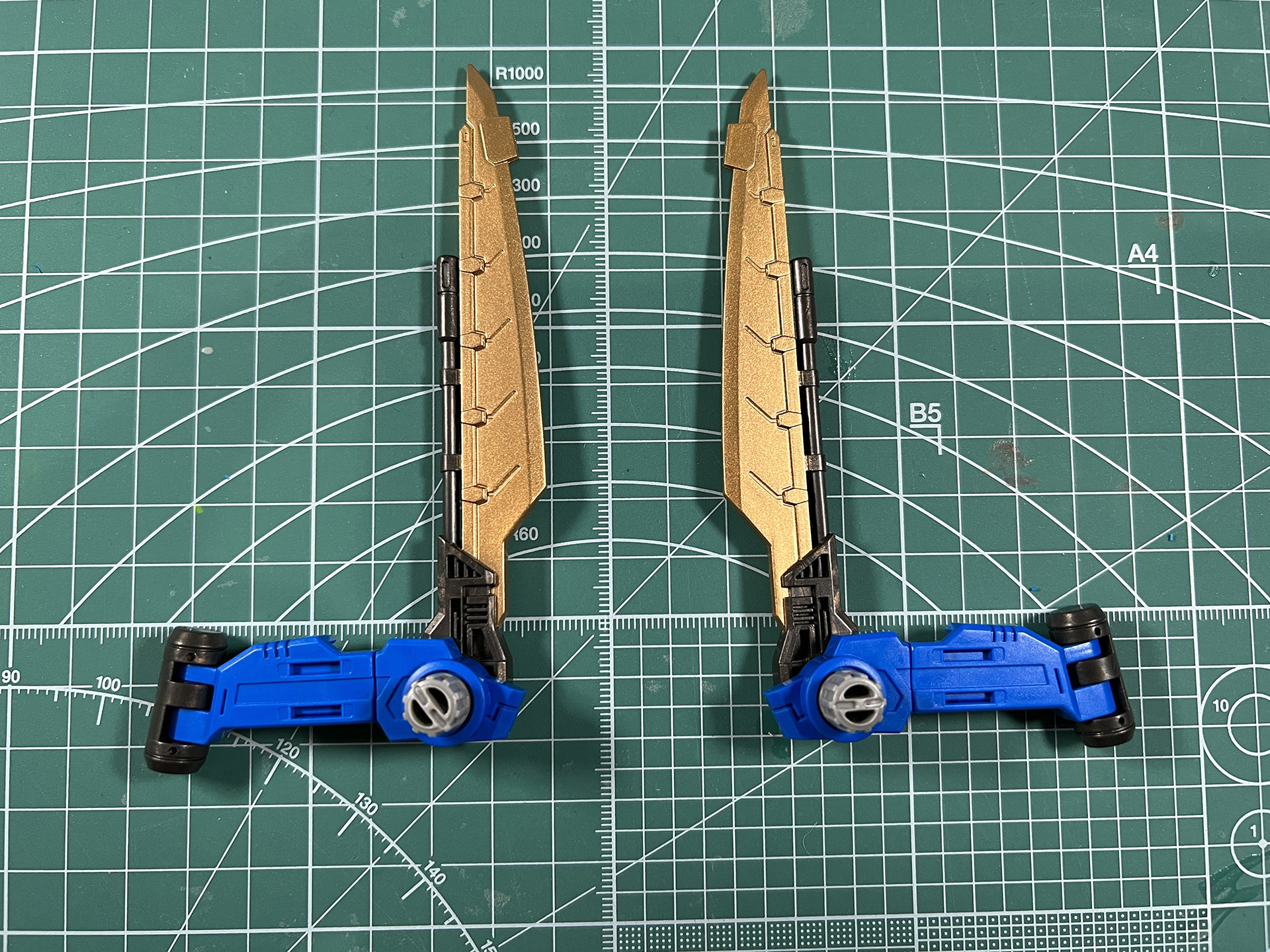 胴体中央に差し込んで収納状態にすることができる