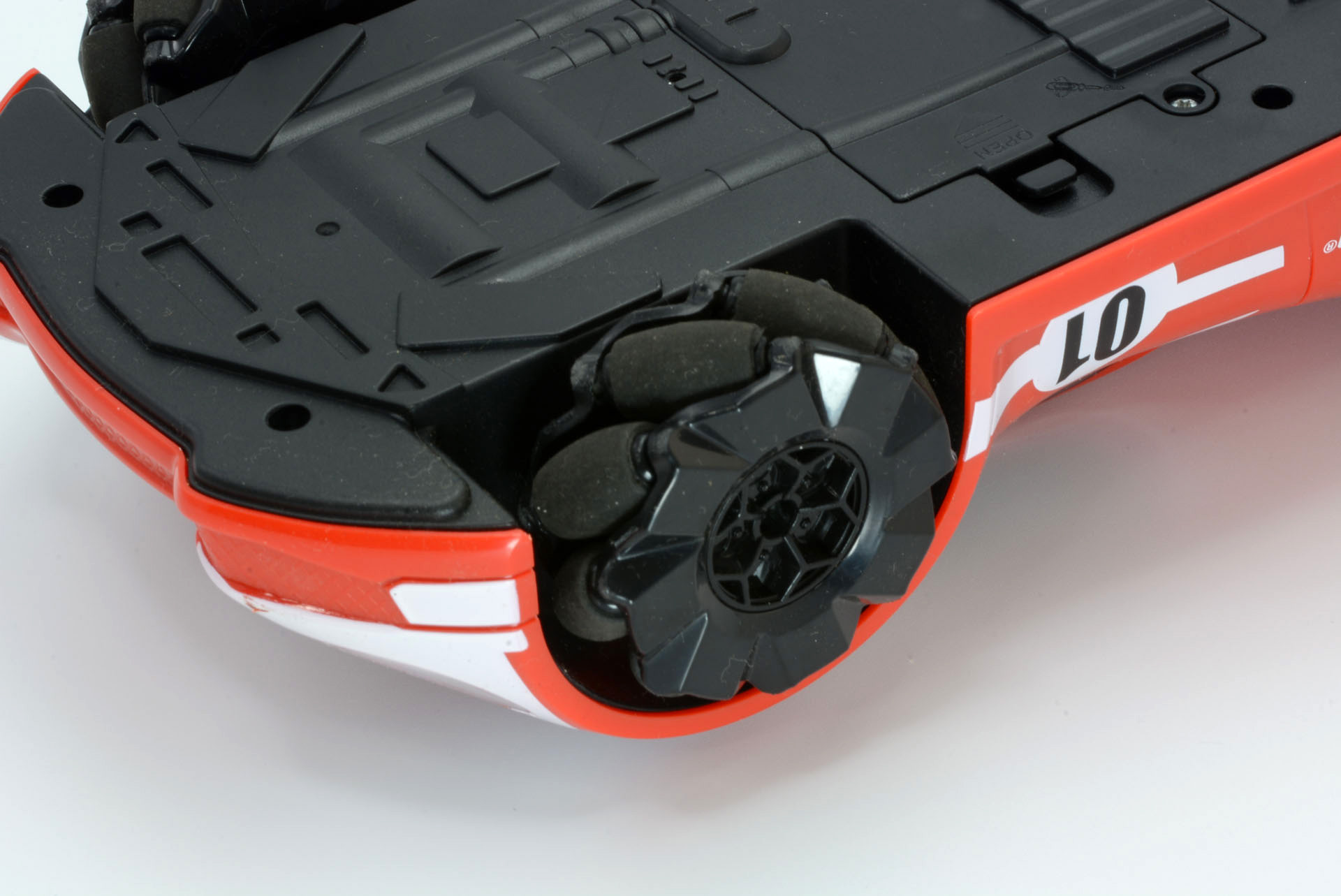 ローラーのついたタイヤ。このローラーで平行移動が可能に