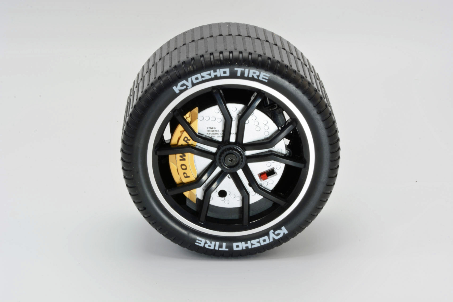 「R/C ザ・タイヤ！」は、タイヤそのままのデザイン。このタイヤが自由自在に駆け回るのだ