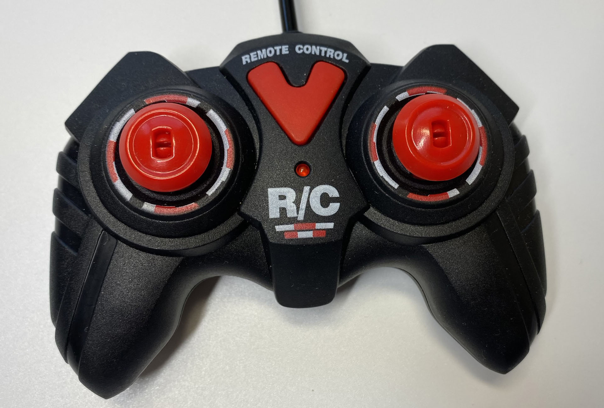 ゲームパッドタイプのコントローラー。レバーを倒したときのみ通電する設計