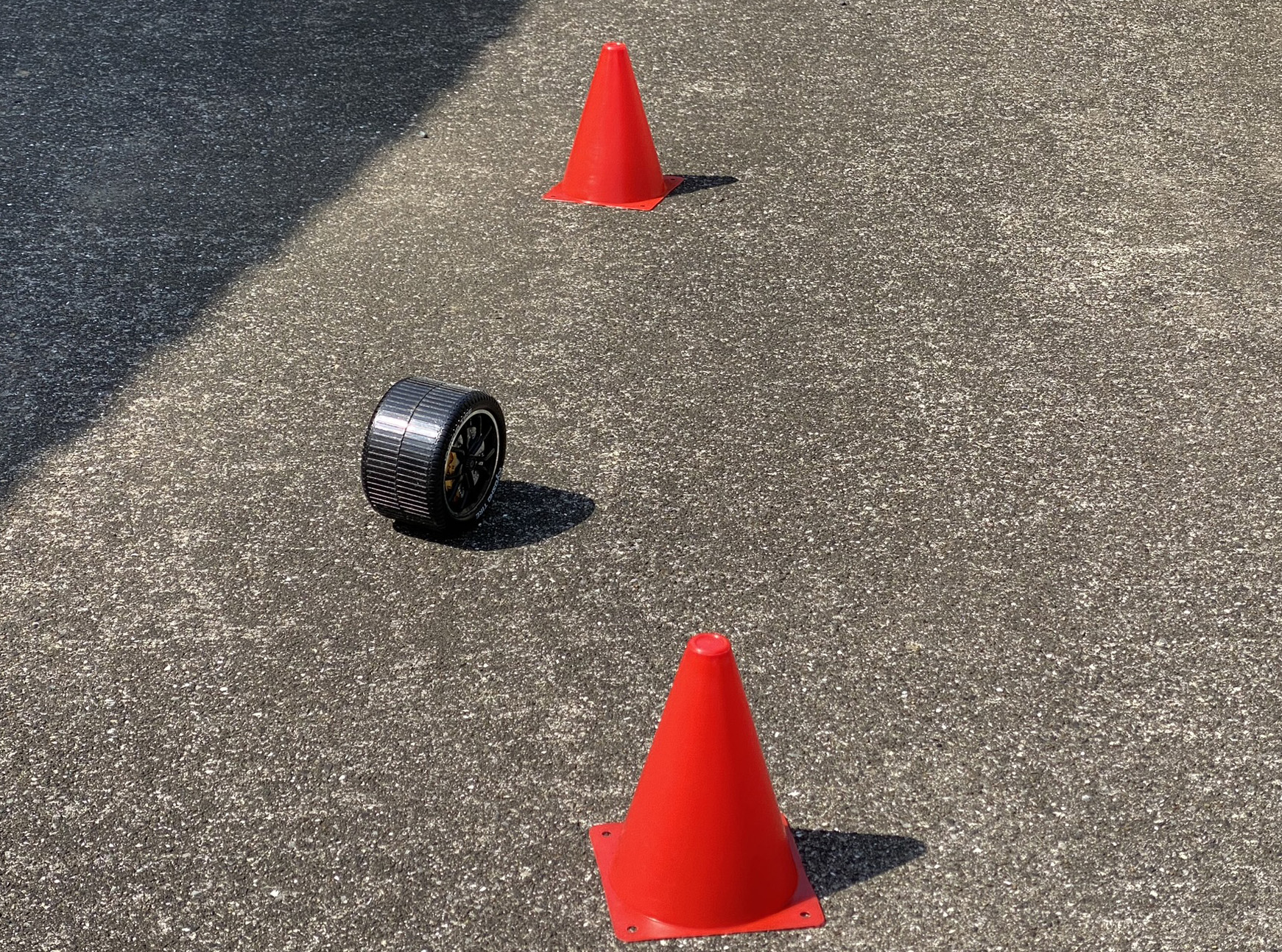 カラーコーンを置いて、8の字を描くように操作する。RCカーの練習の基本だ