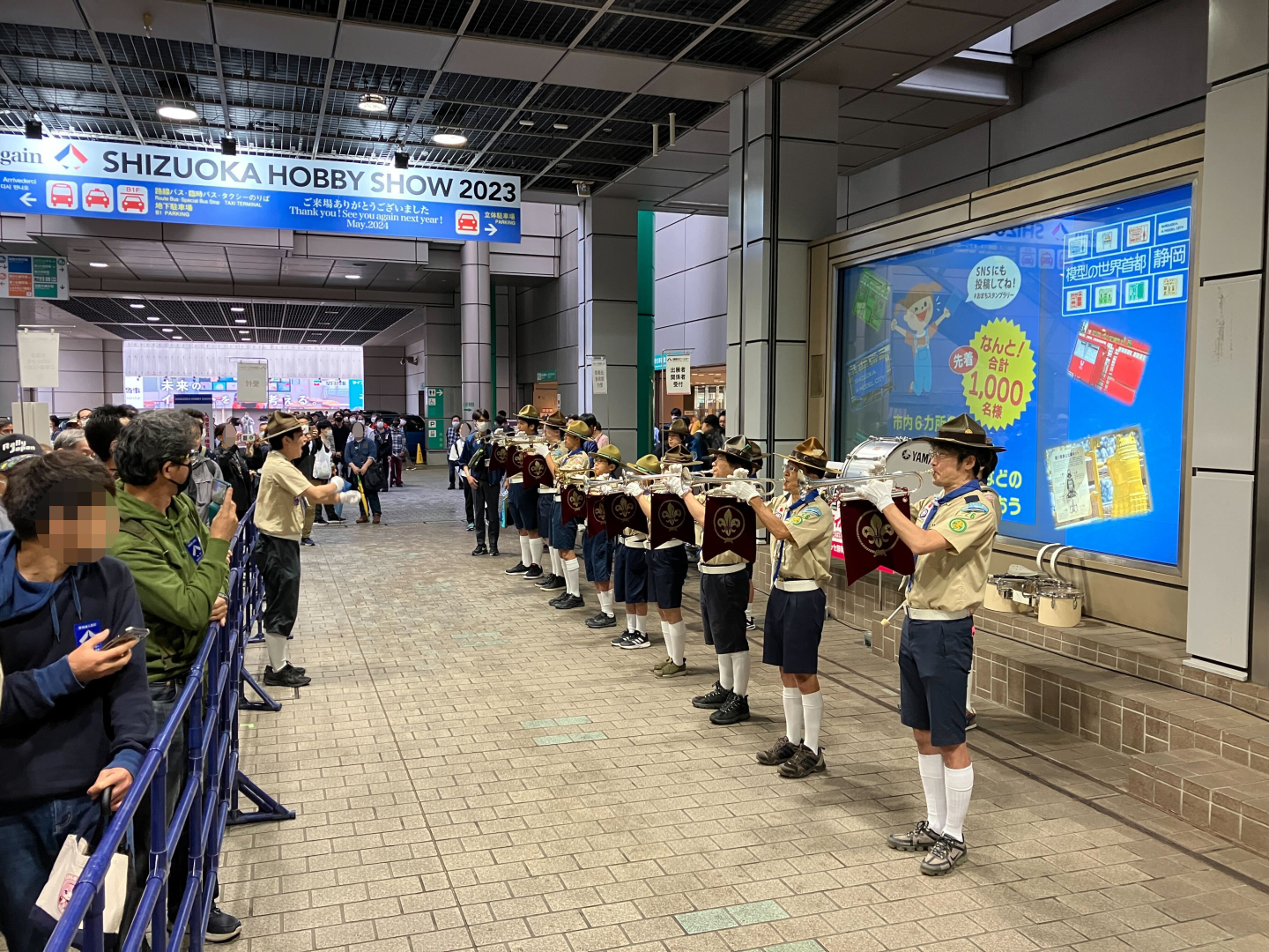 楽隊の演奏で開場した