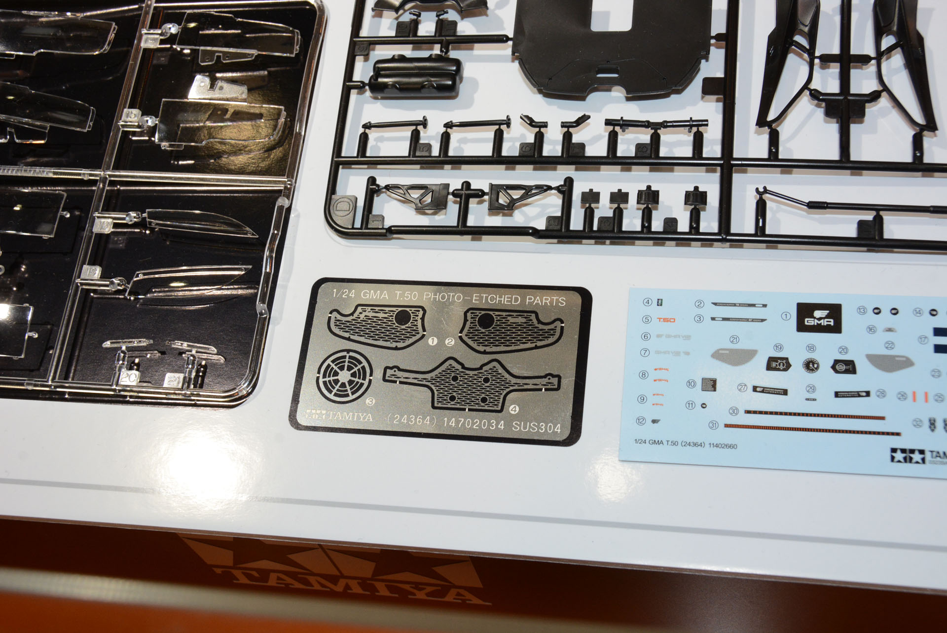 特徴的なリアバンパーをエッチングパーツで再現、巨大なファンを引き立てる