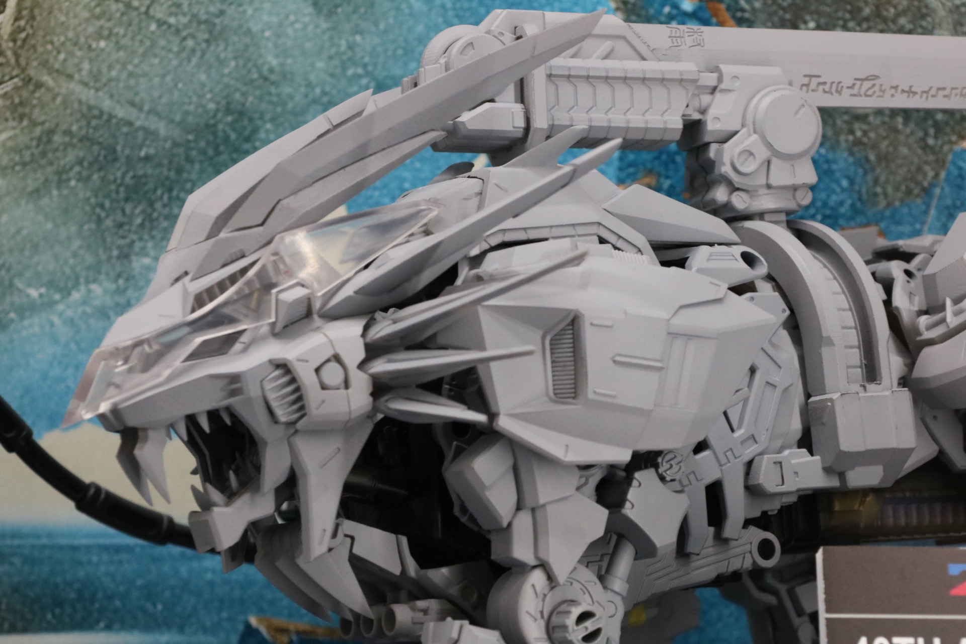 鋭く伸びたたてがみパーツは雄々しい印象を与える