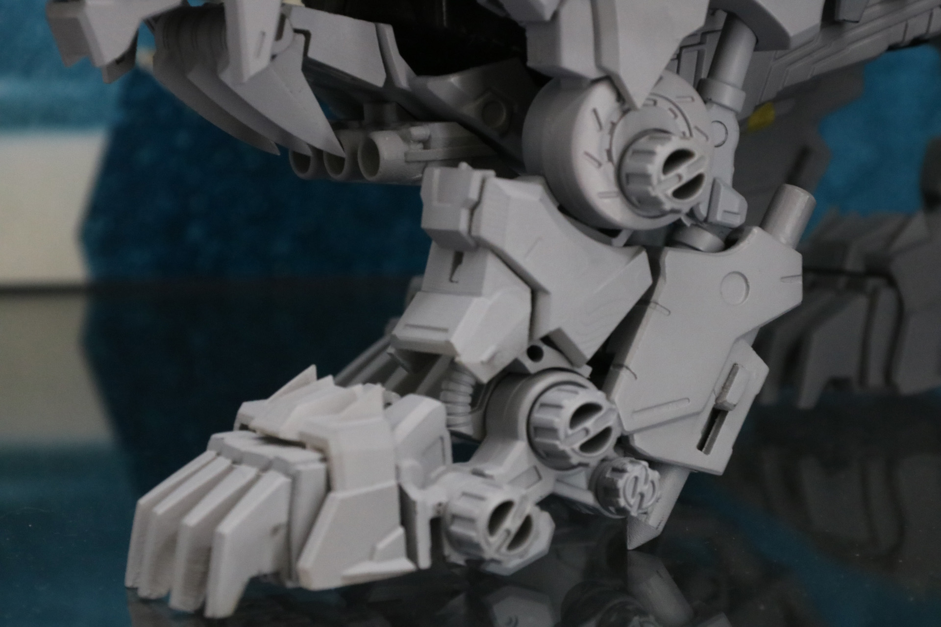 地面を蹴る脚も力強い造形