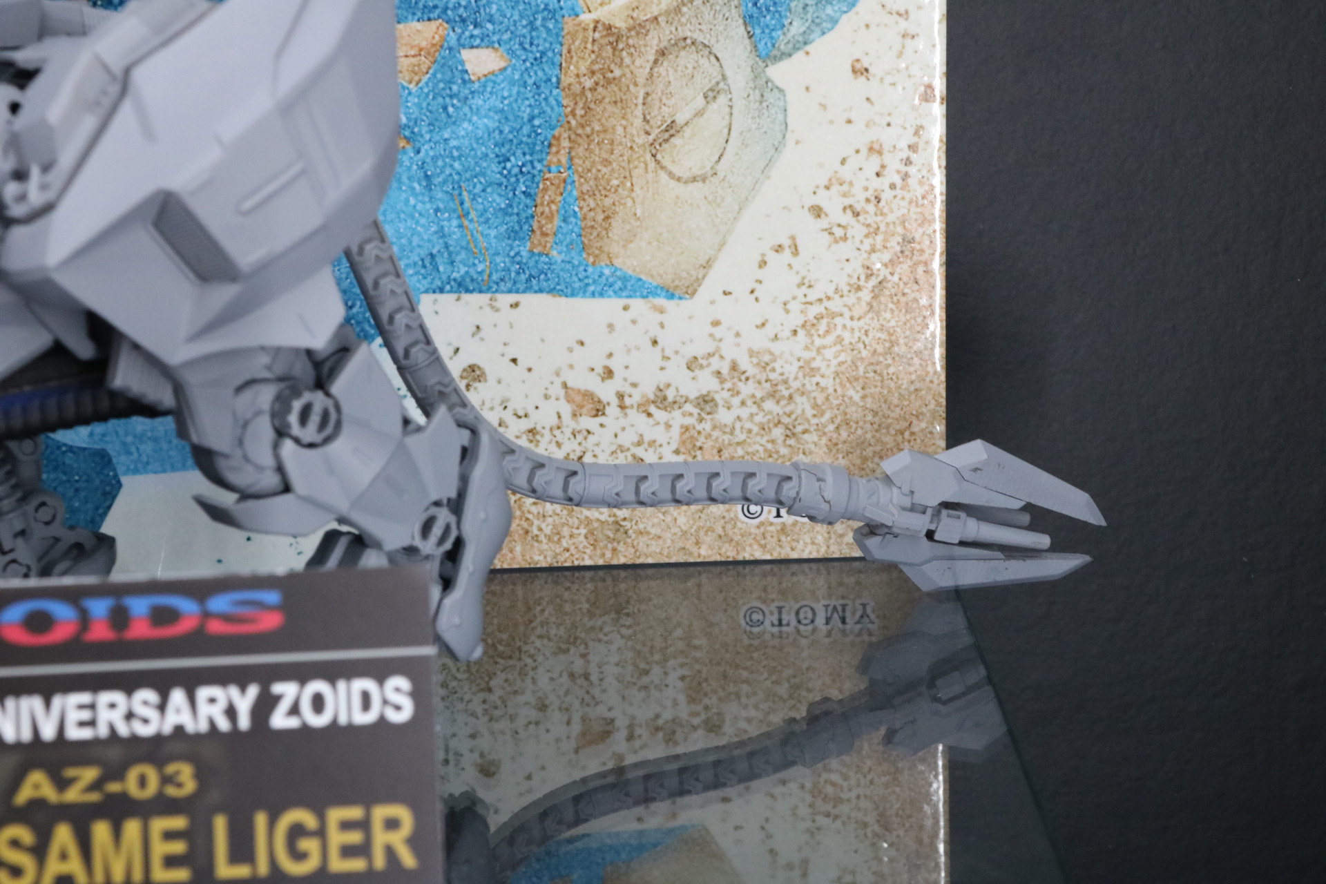 尻尾の造形も骨のような造形となっている