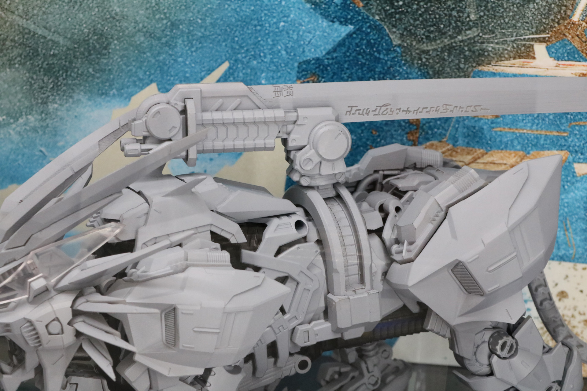 お腹周りにあるレール部分を基部が通り、横へと「ムラサメブレード」を倒すことができる