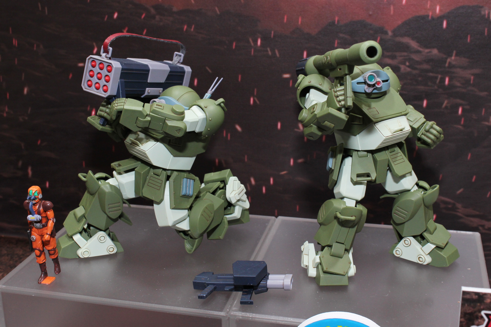 ショルダーミサイルガンポッド、ヘビィマシンガン改、立ちフィギュア、ソリッドシューター、水転写式デカールの「拡張パーツセット2」。ともにプレミアムバンダイ販売商品で、価格、発売日は未定