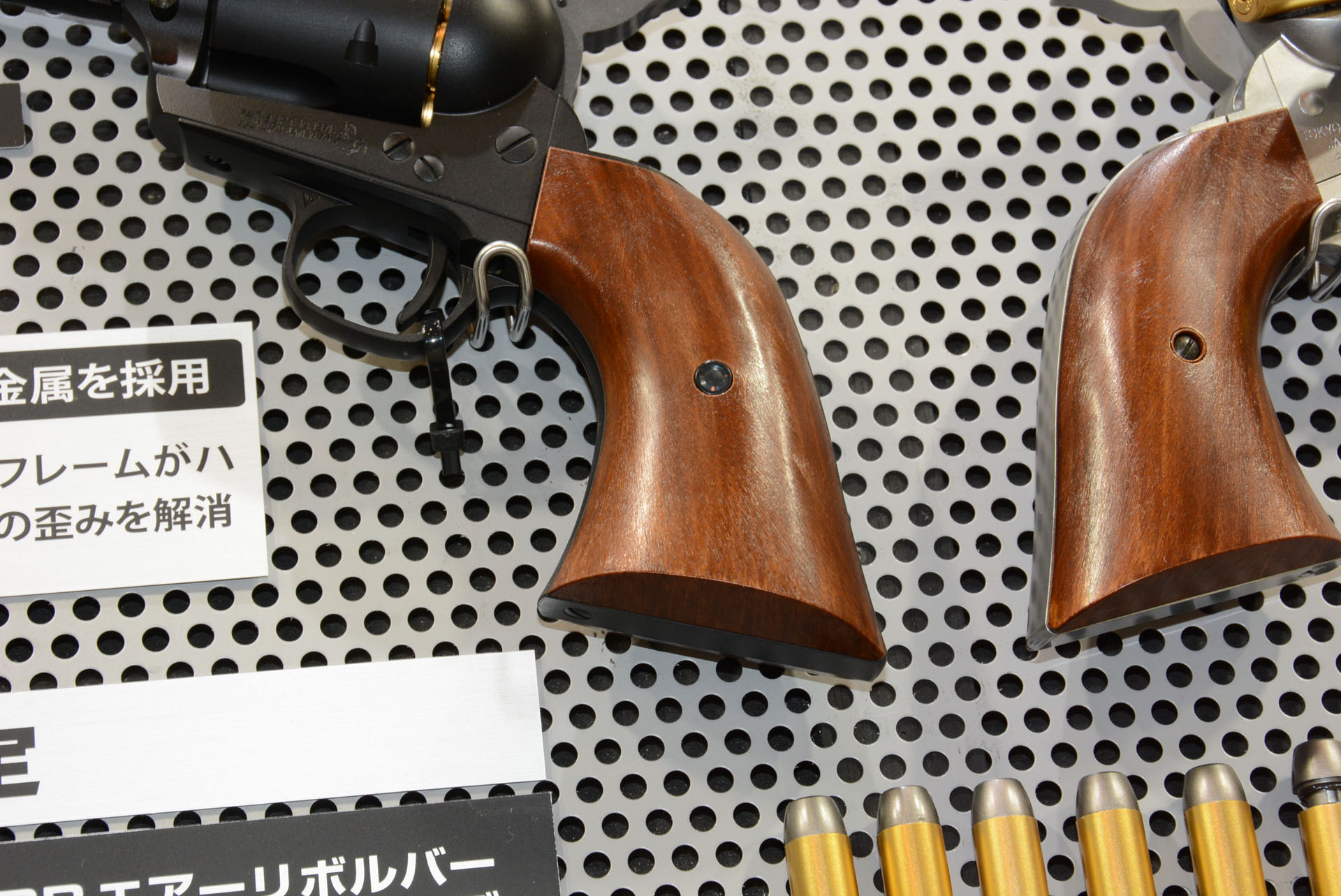 木目塗装のグリップ。この風合は、職人が1つ1つ木目を刷毛で描いて生まれるという