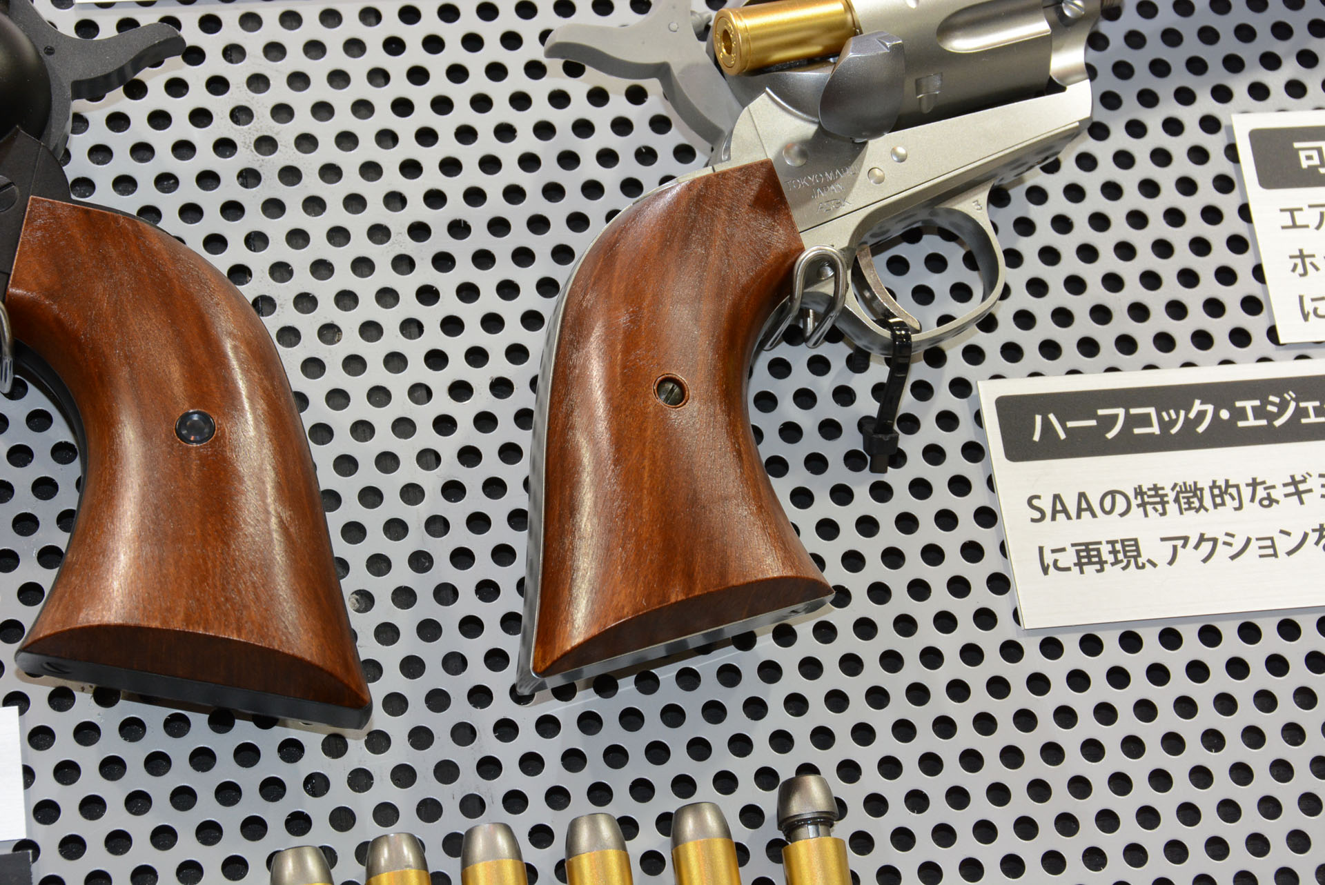 木目塗装のグリップ。この風合は、職人が1つ1つ木目を刷毛で描いて生まれるという