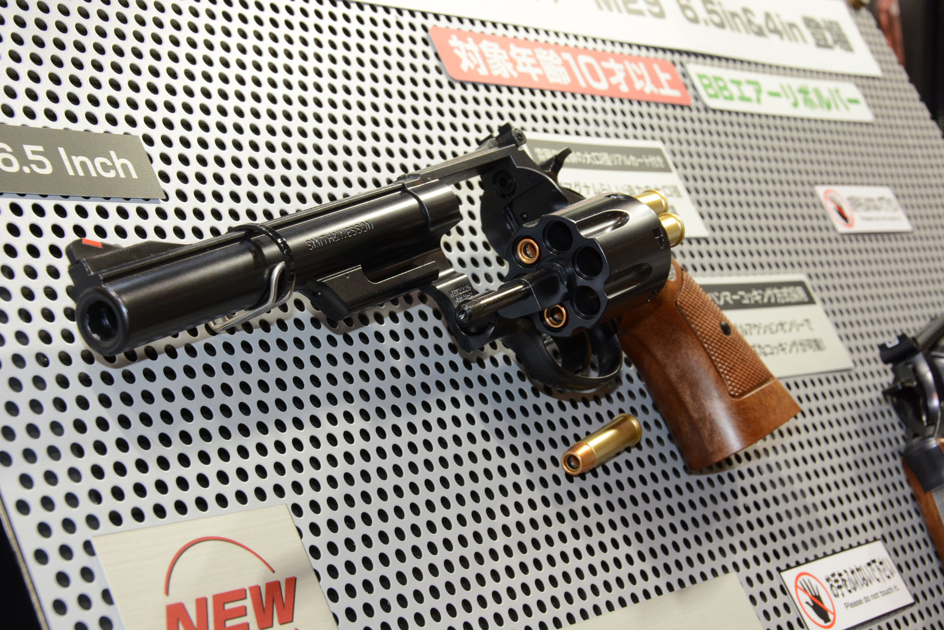 実銃さながら、カートリッジをシリンダーに入れて射撃する