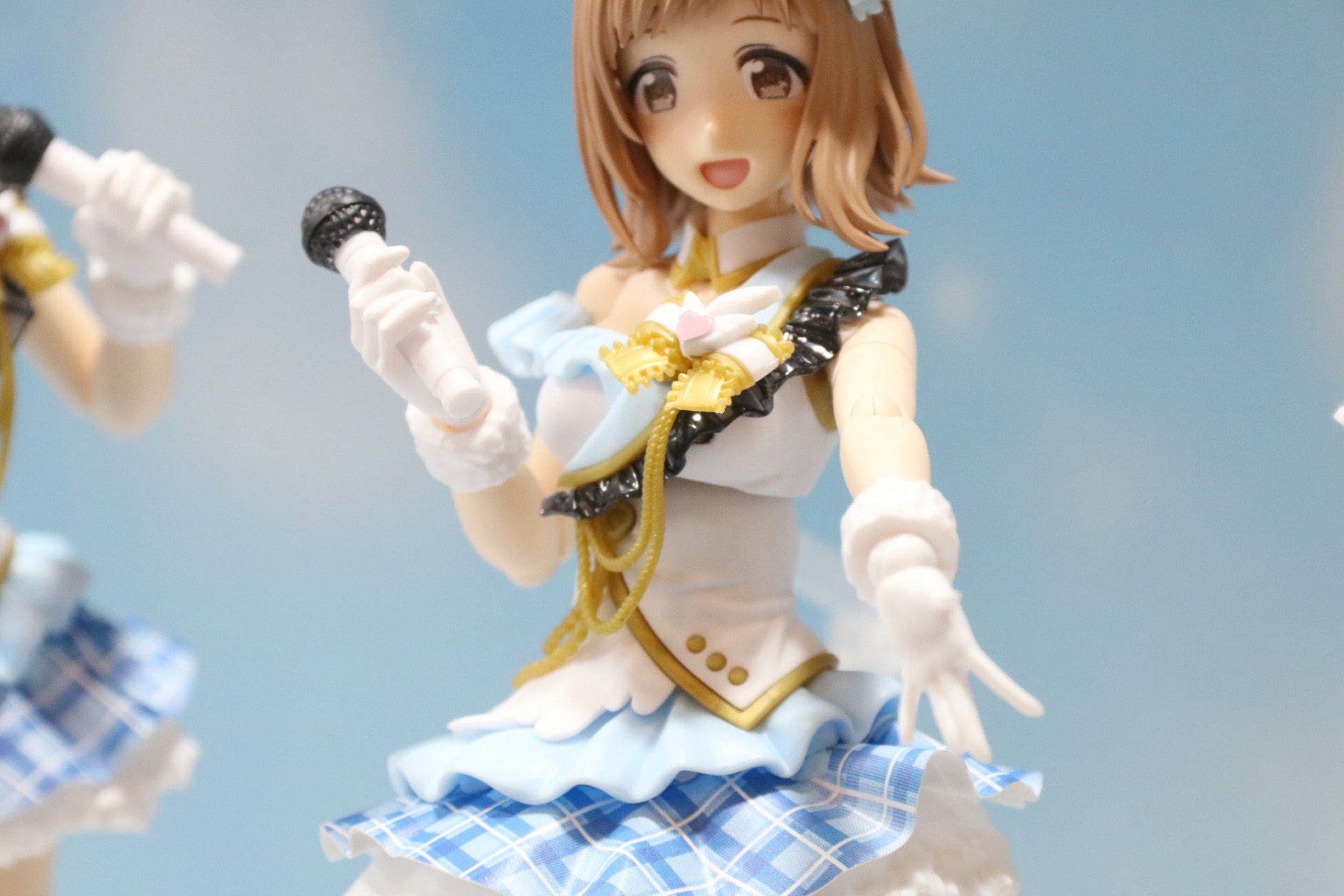 胸周りの装飾や黒いフリルも成形色で再現。シールはハートマークの部分だけとのこと