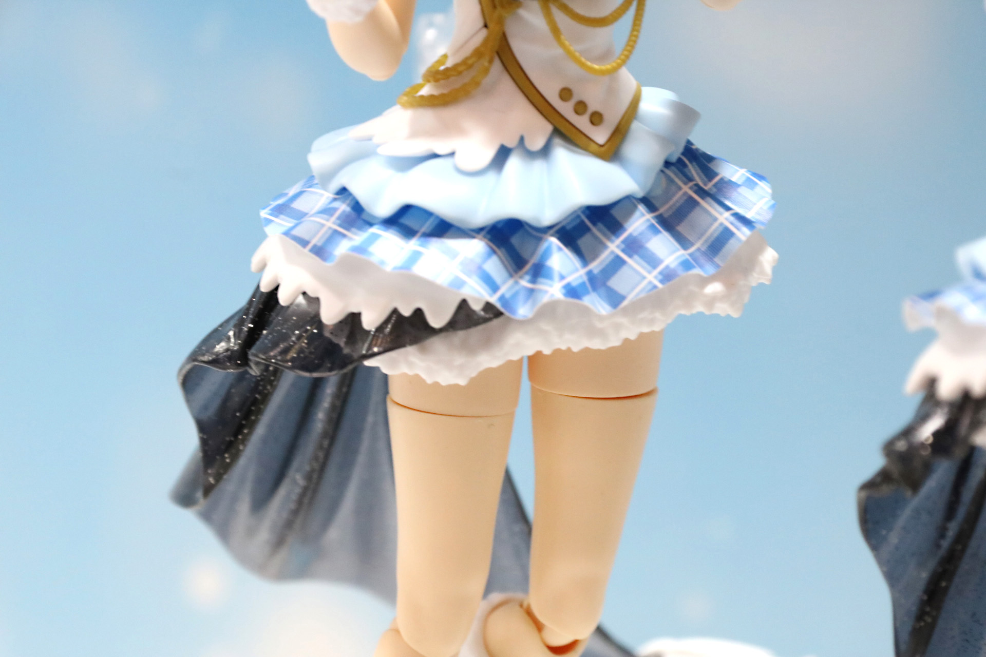 チェック柄のフリルはシートになっており、表情付けやメリハリある質感が演出されている