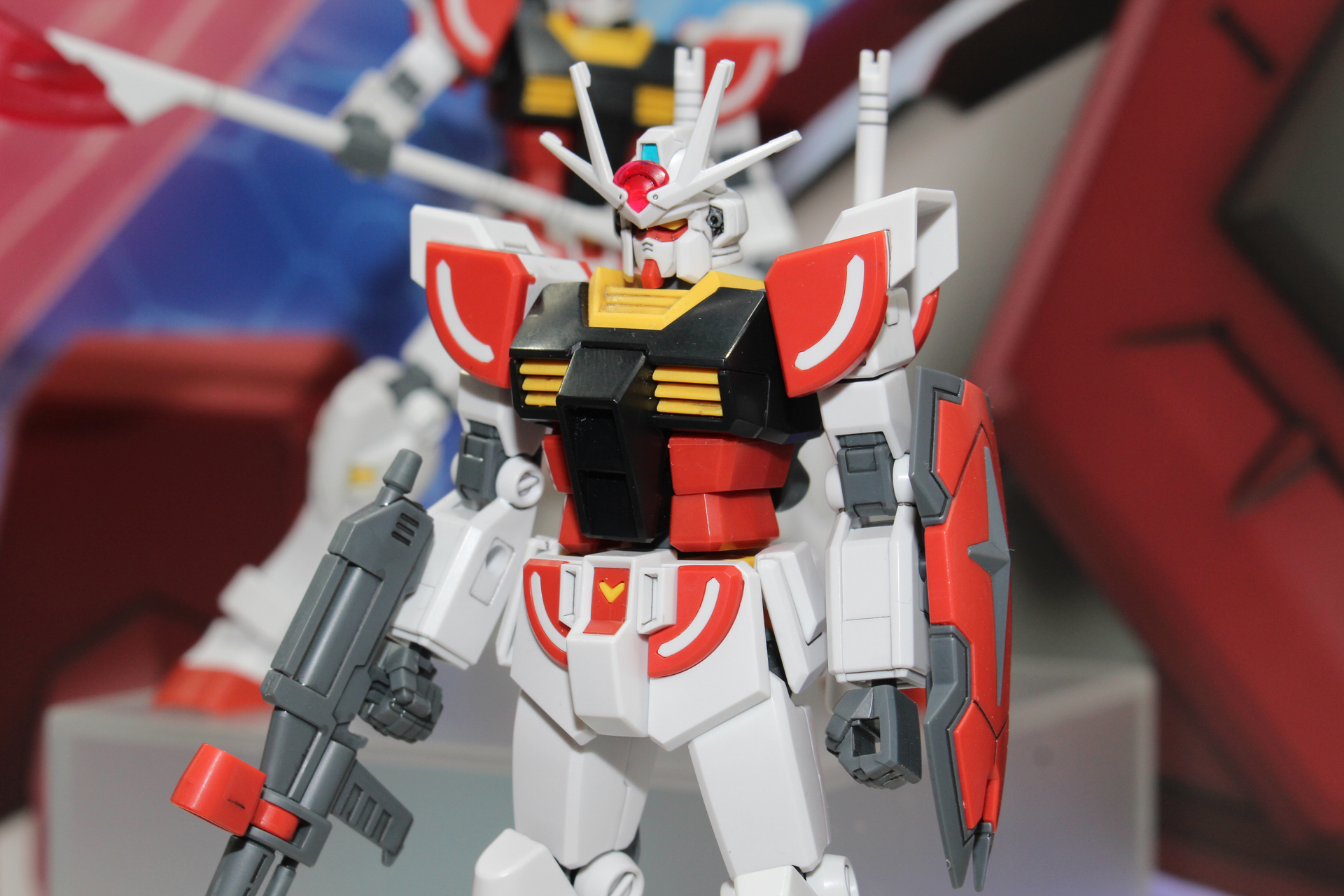 主人公機となるラーガンダム。独特のカラーリングとデザインが斬新