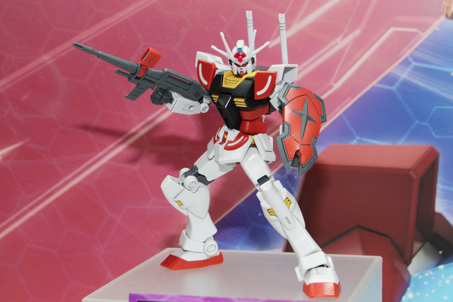 主人公機となるラーガンダム。独特のカラーリングとデザインが斬新