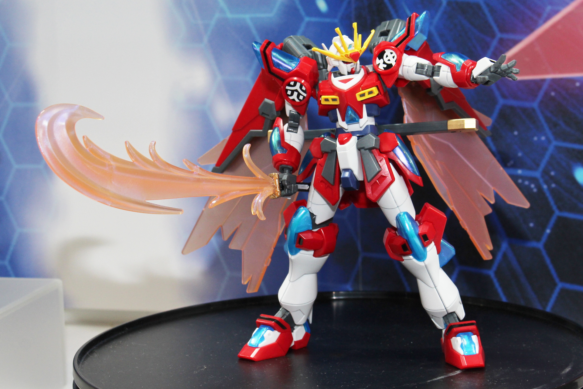 「HG 1/144 神バーニングガンダム」。11月発売予定。価格は2,620円（税込）。ガンダムデスサイズのアクティブクロークのように開閉する翼などに偏光樹脂を採用している