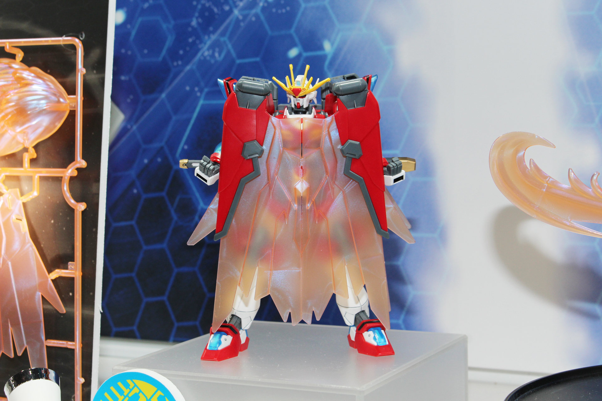 「HG 1/144 神バーニングガンダム」。11月発売予定。価格は2,620円（税込）。ガンダムデスサイズのアクティブクロークのように開閉する翼などに偏光樹脂を採用している