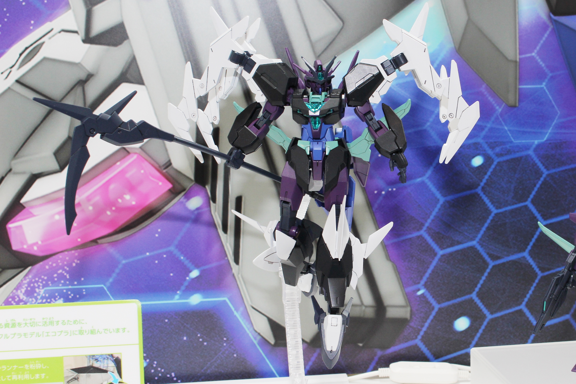 「HG 1/144 プルタインガンダム」。12月発売予定。価格は2,530円（税込）。エコプラの黒い樹脂成形をキットに導入。コアガンダムの姿も見える
